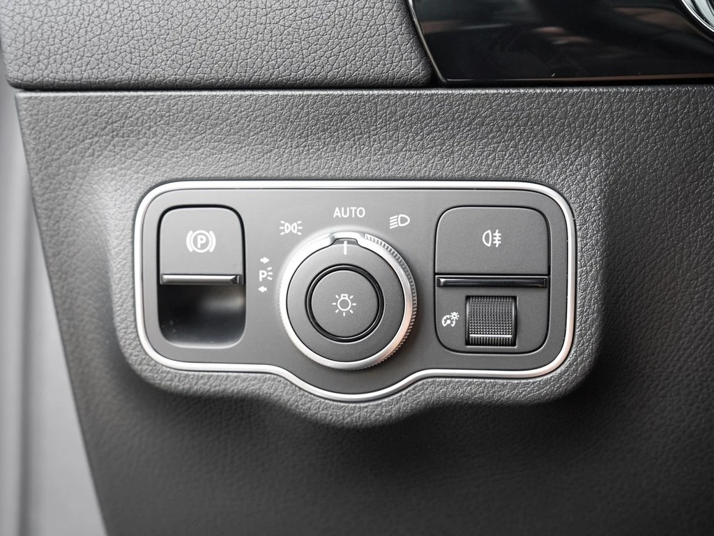 Mercedes-Benz-GLA-image-16
