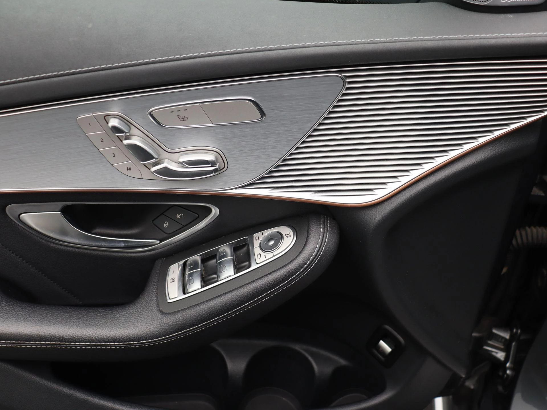 Mercedes-Benz-EQC-image-9