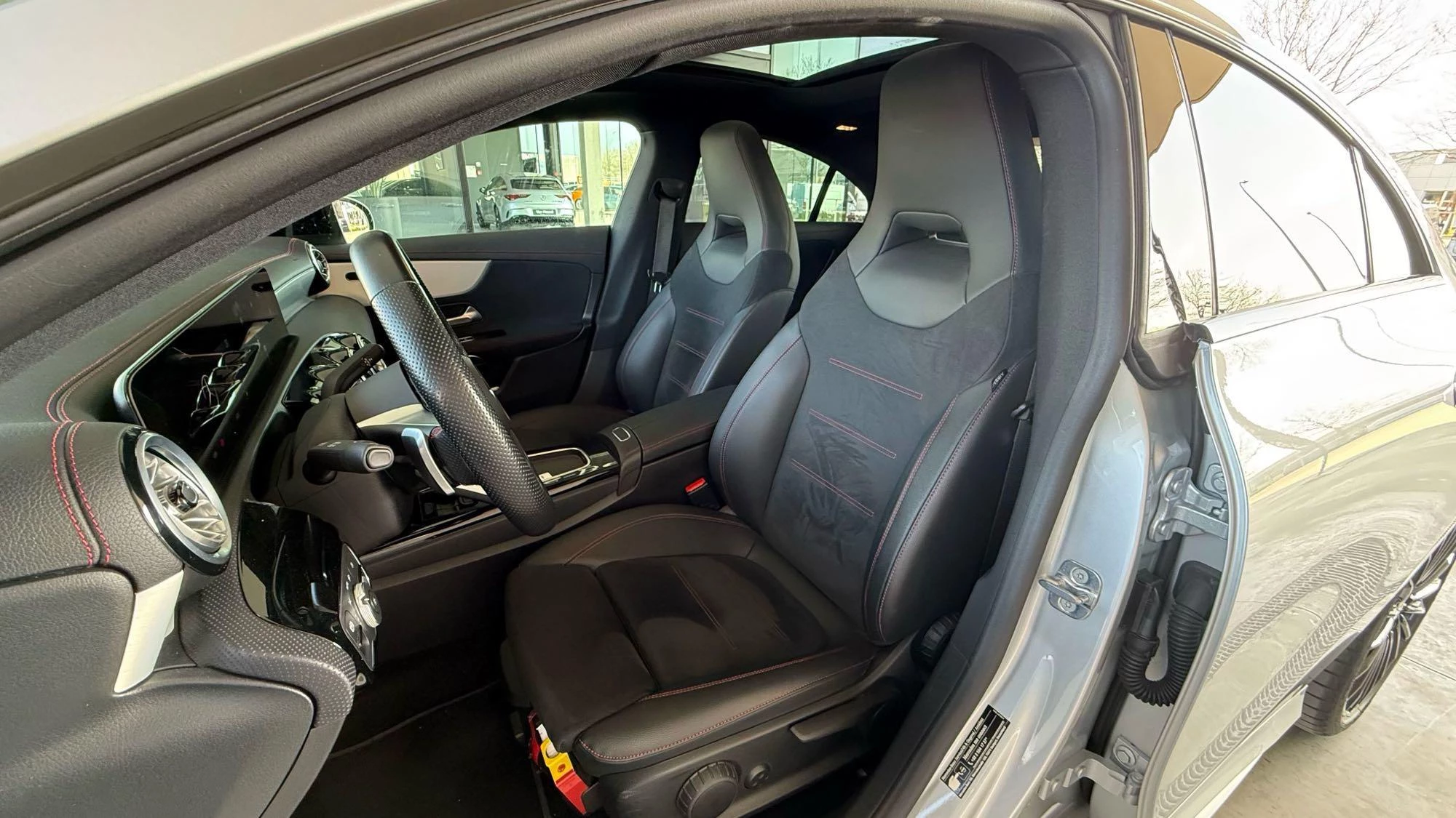 Mercedes-Benz CLA 200 Star Edition + AMG + PANORAMISCH DAK + TREKHAAK + KEY LESS +