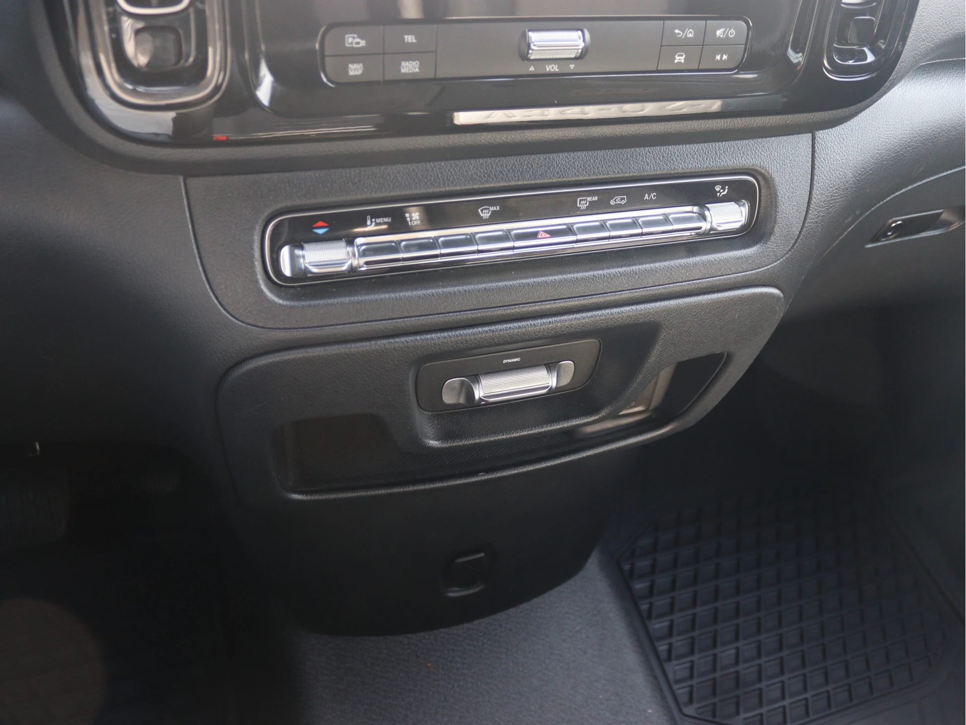 Mercedes-Benz-Vito-image-11