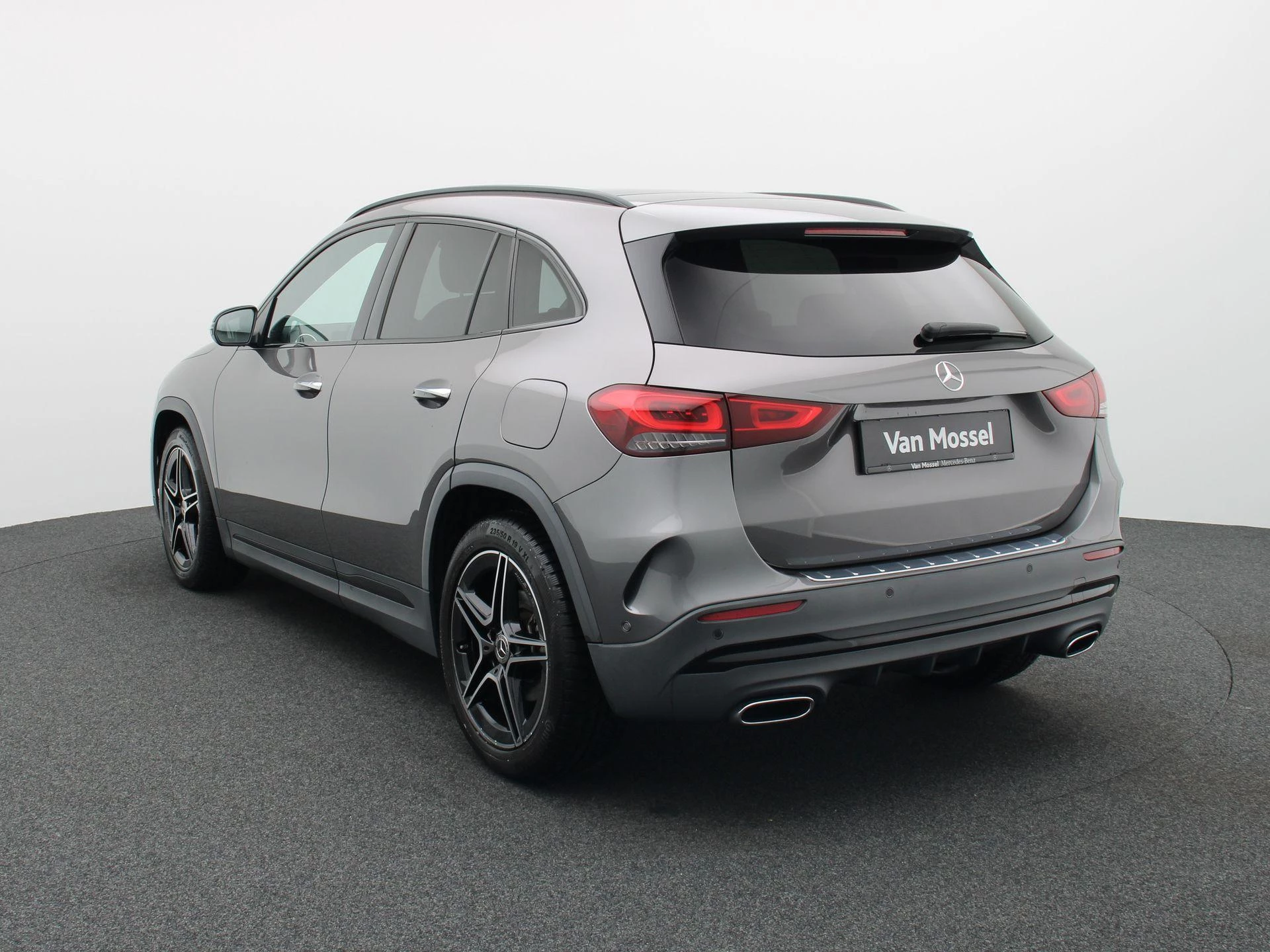 Mercedes-Benz GLA 180 AMG Line + PANO DAK + MULTIBEAM LED + KEY LESS +