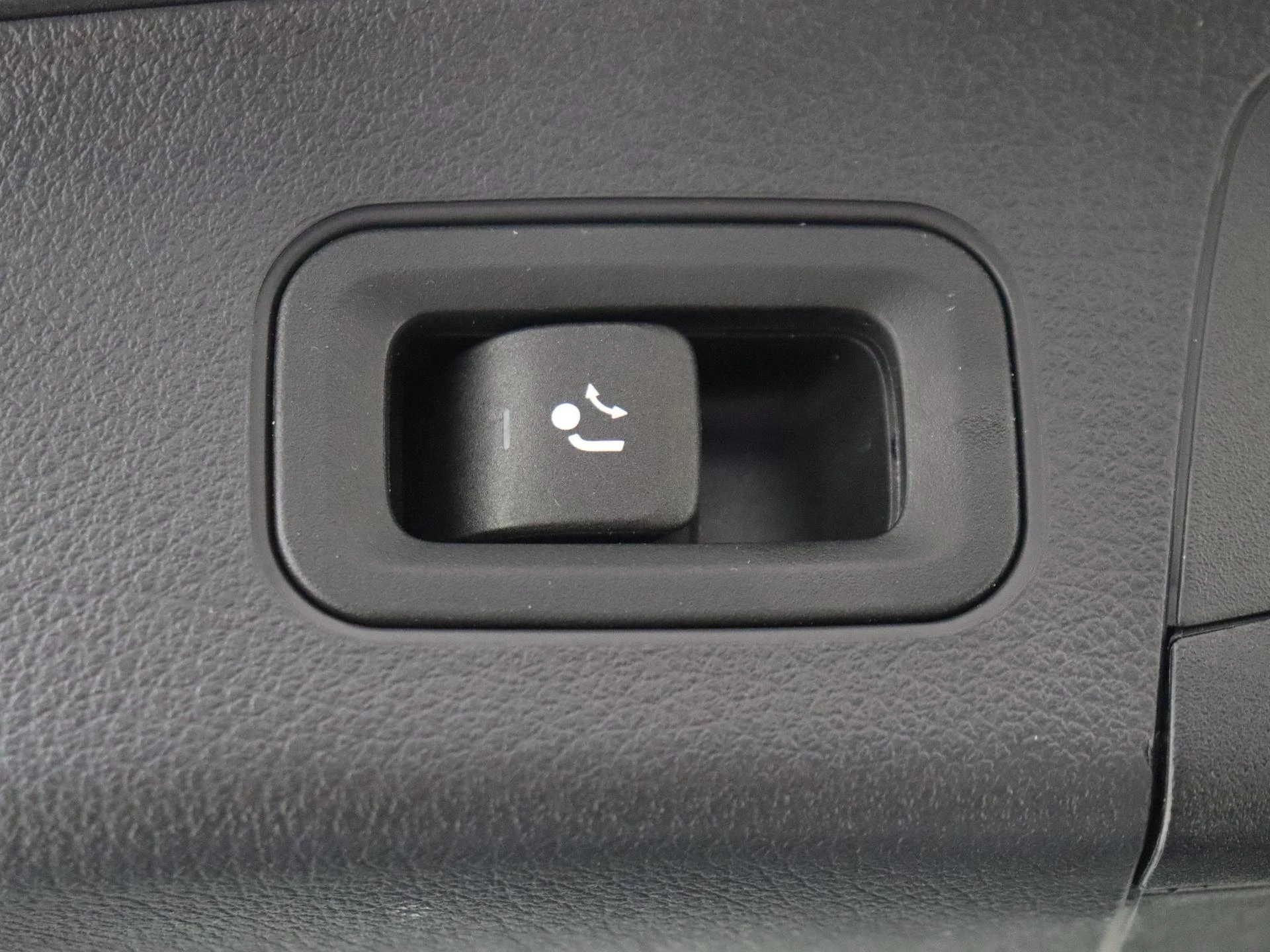 Mercedes-Benz-EQA-image-33