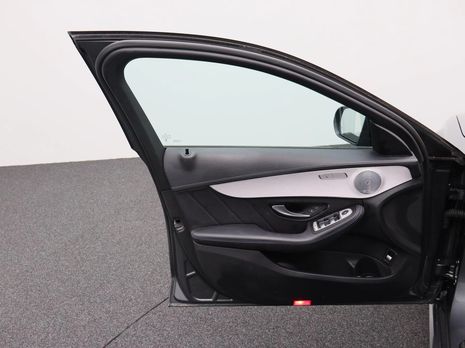 Mercedes-Benz-C-Klasse-image-7