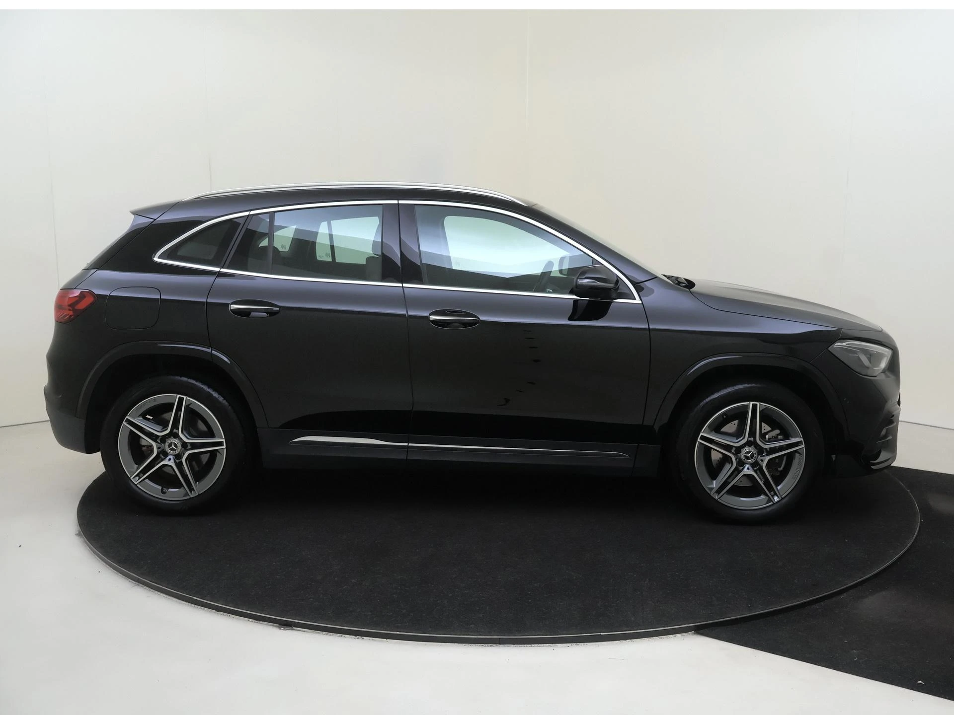 Mercedes-Benz-GLA-image-8