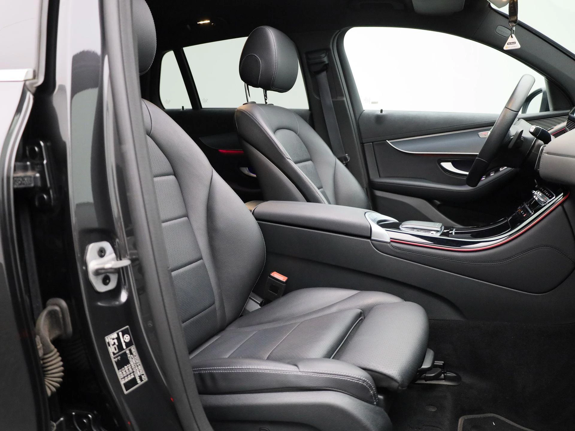 Mercedes-Benz-EQC-image-41