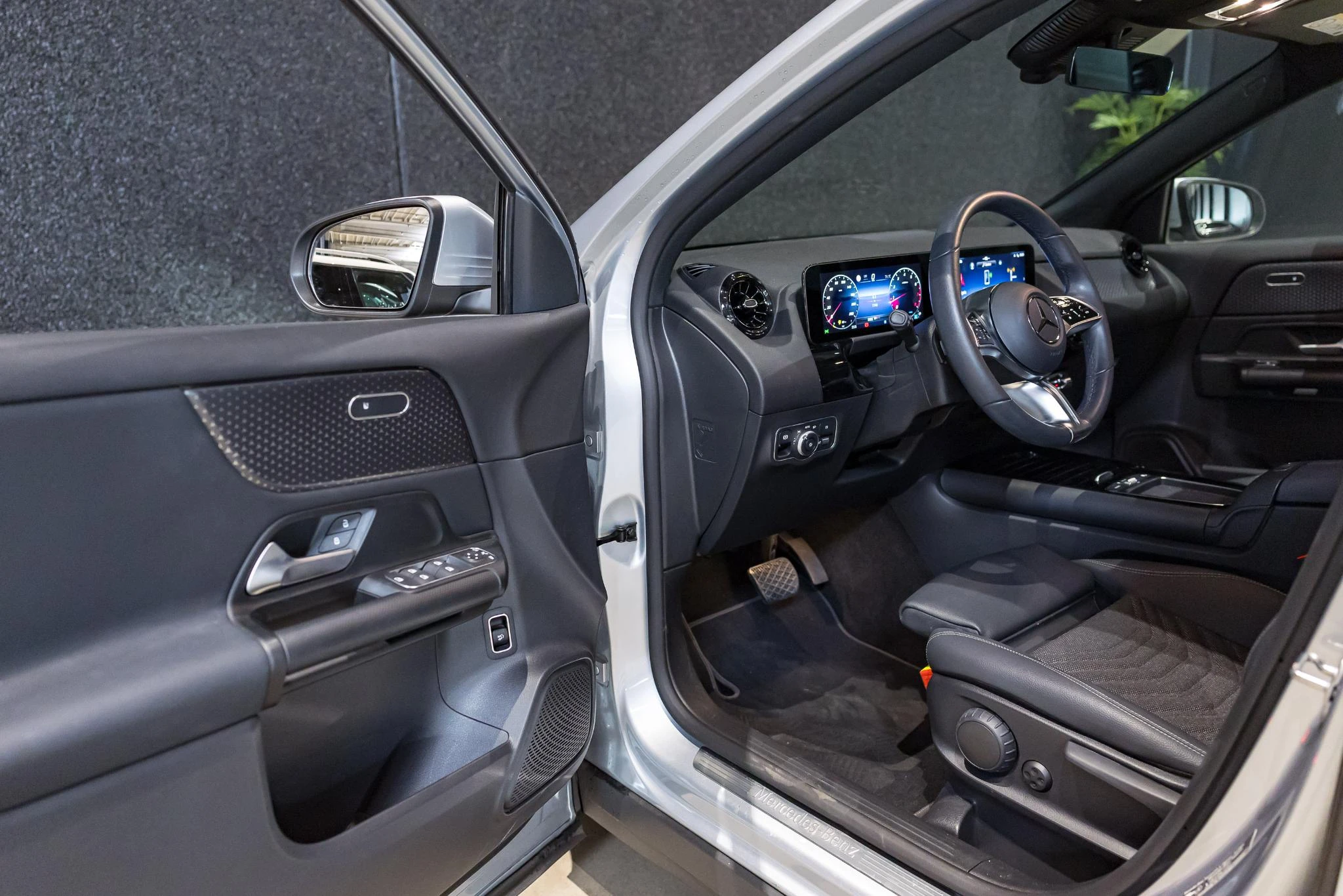 Mercedes-Benz-GLA-image-17