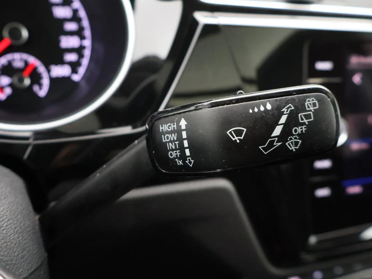 Volkswagen-Touran-image-22