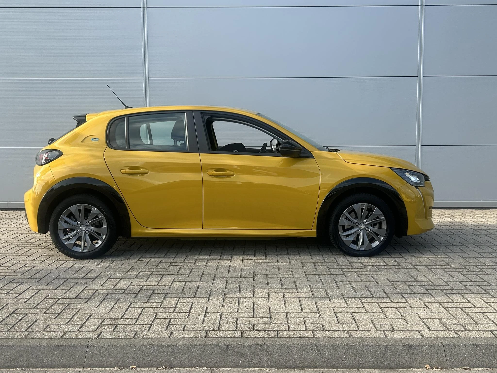Peugeot-e-208-image-6