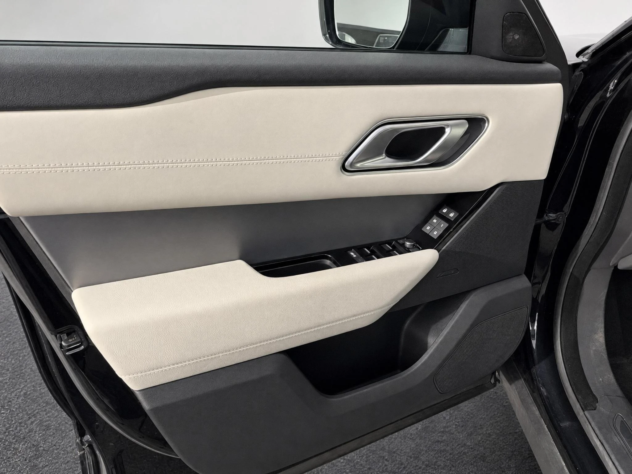 Land Rover-Range Rover Velar-image-9