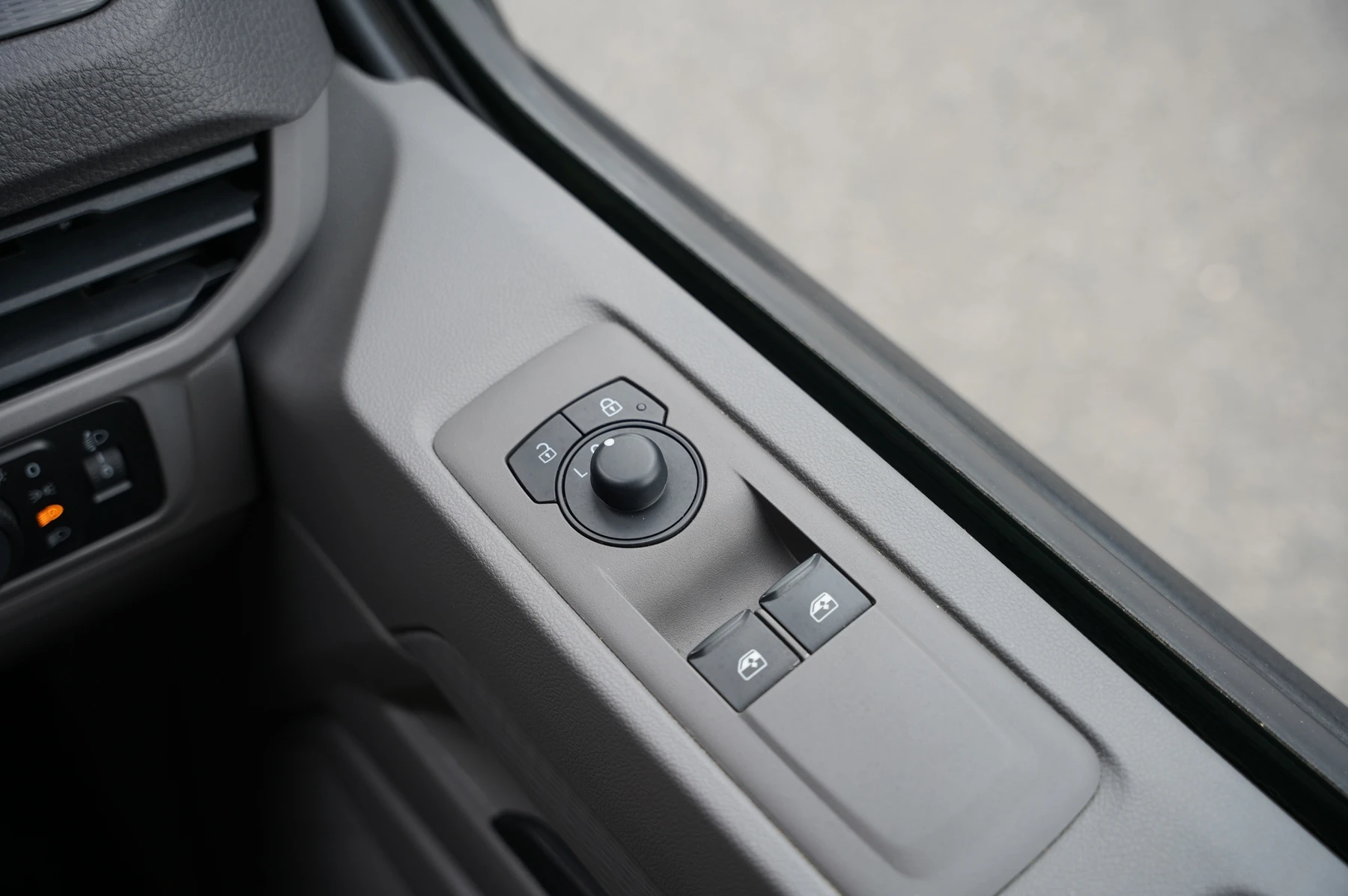 Volkswagen-Transporter-image-19