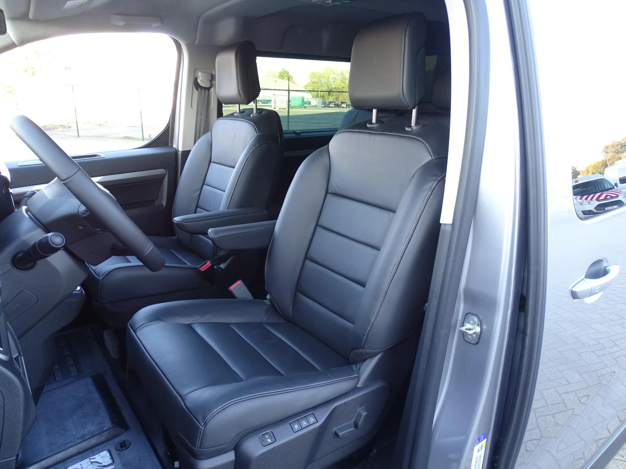 Opel-Vivaro-image-10