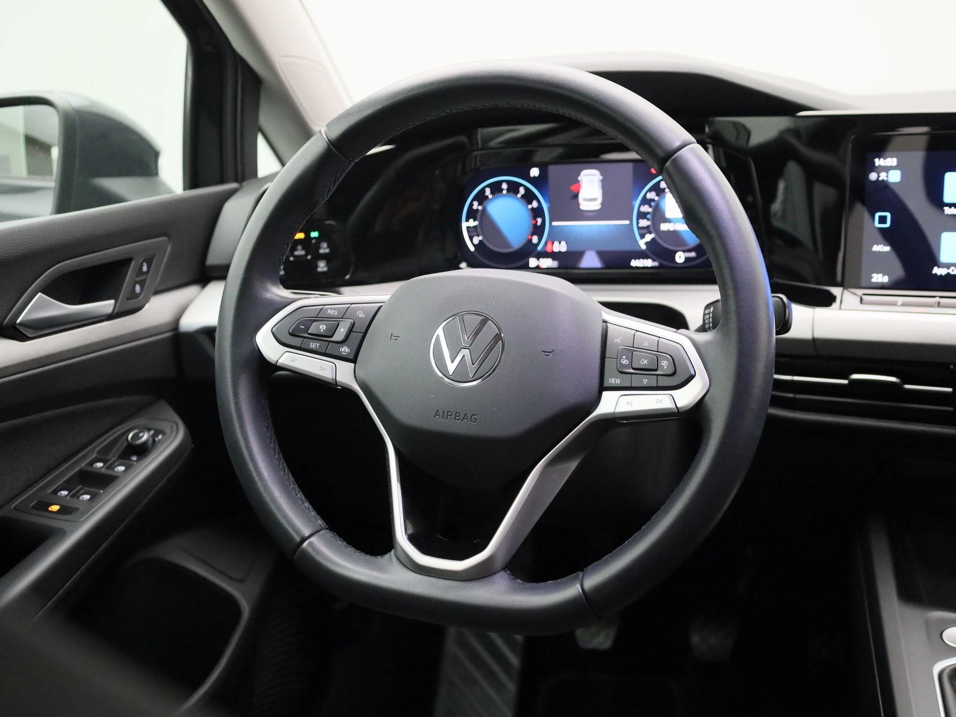 Volkswagen-Golf-image-9