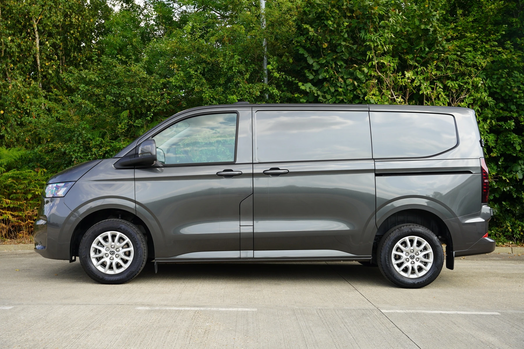 Volkswagen-Transporter-image-12