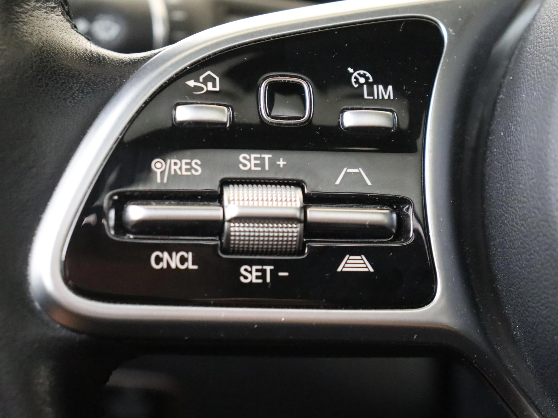 Mercedes-Benz-EQC-image-11