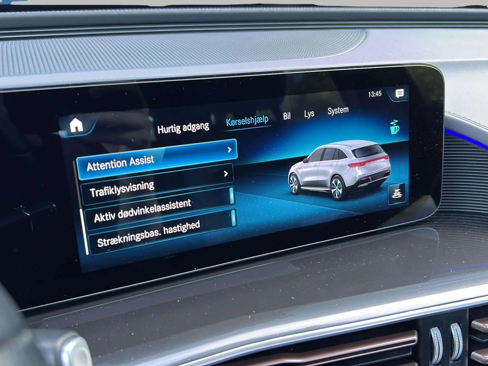 Mercedes-Benz-EQC-image-18