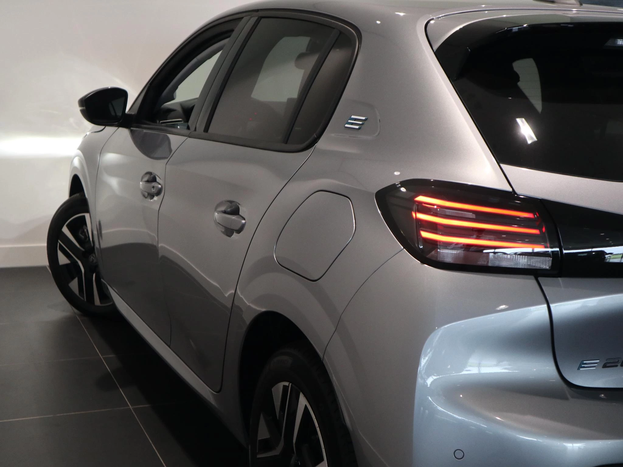 Peugeot-e-208-image-23