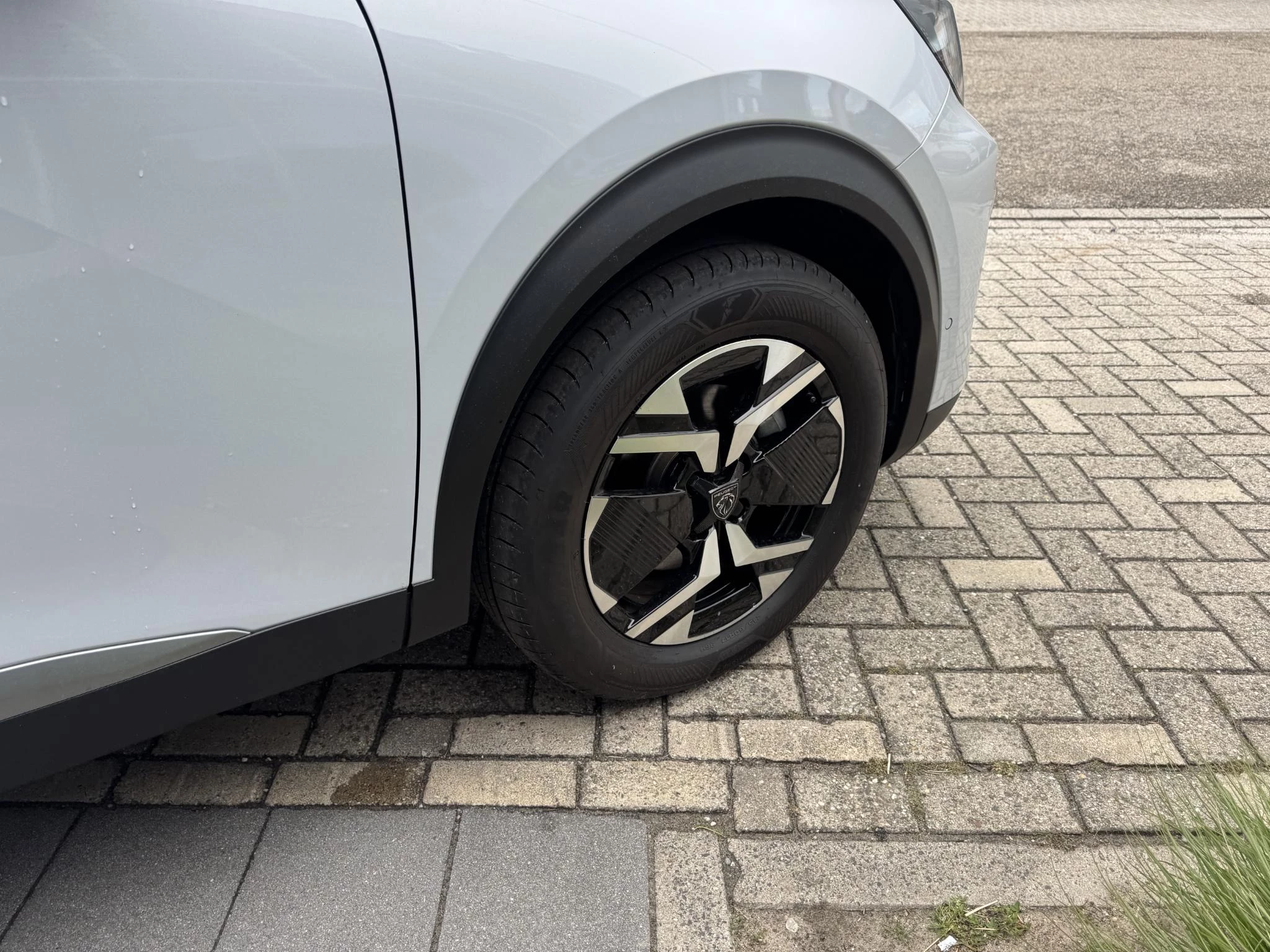 Peugeot 2008 1.2 Hybrid 145 Allure