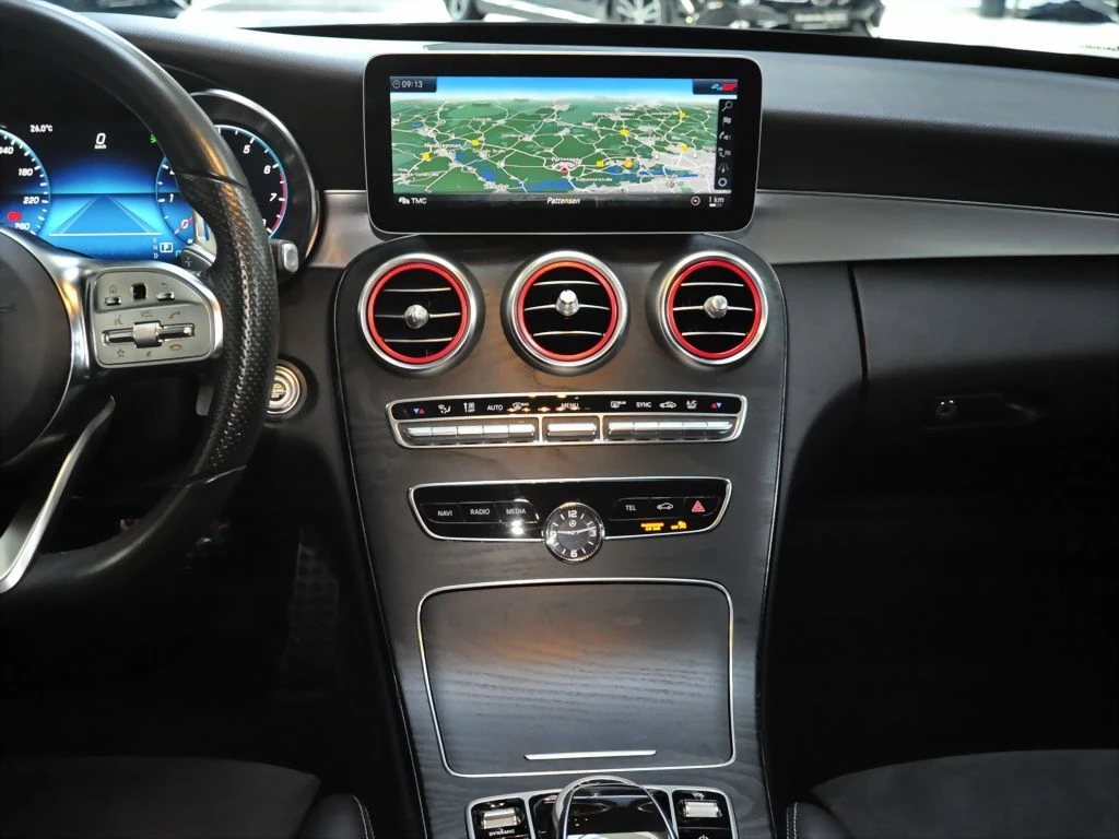 Mercedes-Benz-C-Klasse 300-image-9