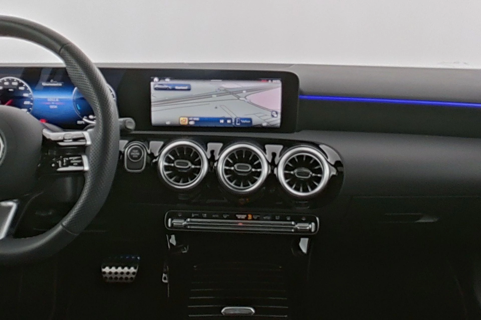 Mercedes-Benz A-Klasse 250 e AMG Line + PANO DAK + NIGHTPAKKET + CARPLAY +