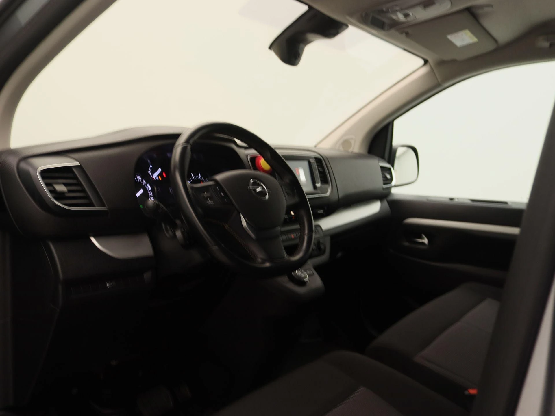 Opel-Vivaro-image-18