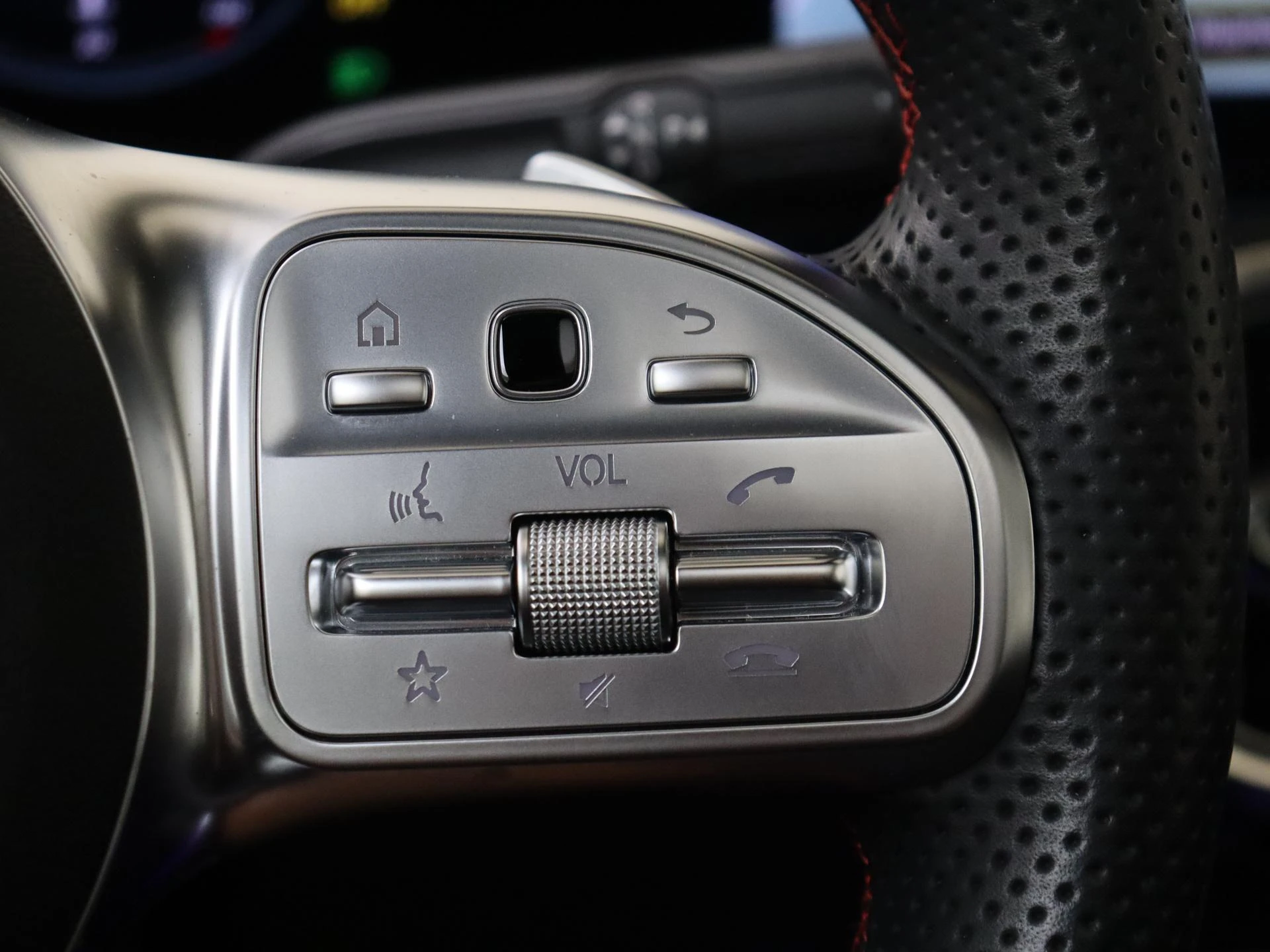 Mercedes-Benz-GLA-image-13