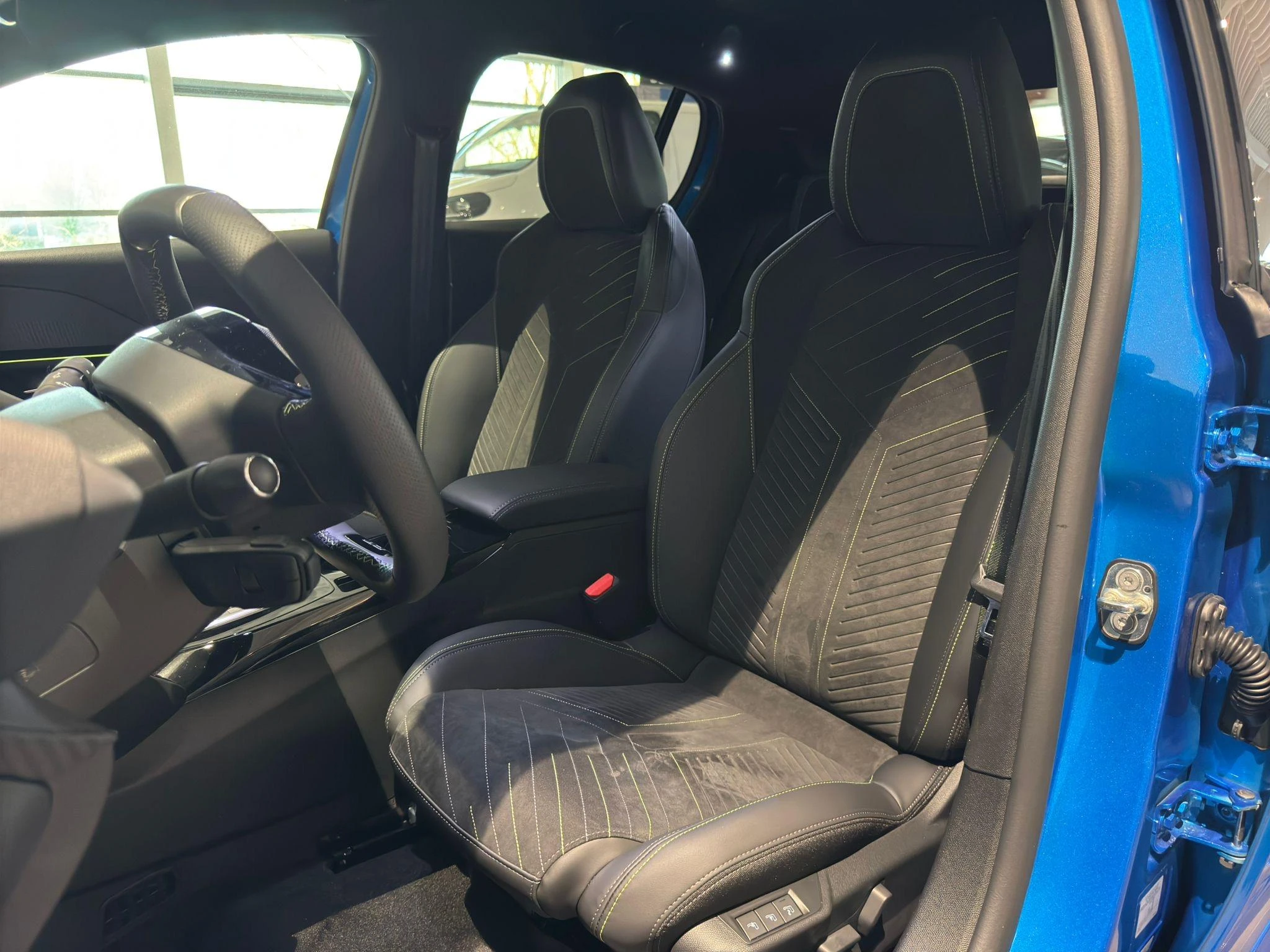 Peugeot-e-208-image-28