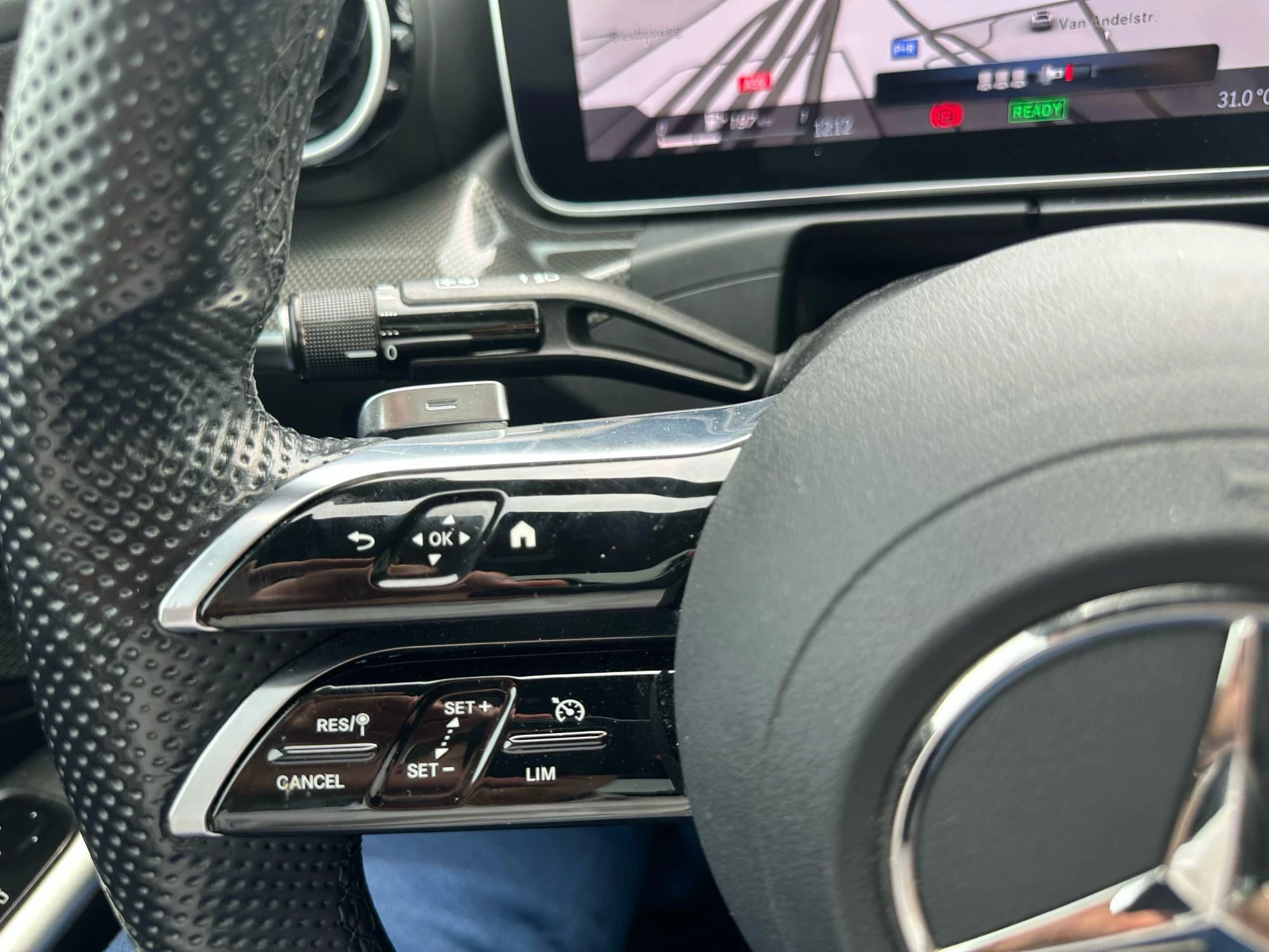 Mercedes-Benz-C-Klasse-image-12