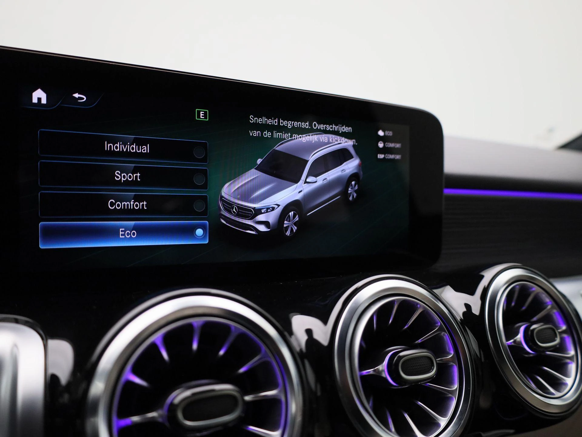 Mercedes-Benz-EQB-image-25