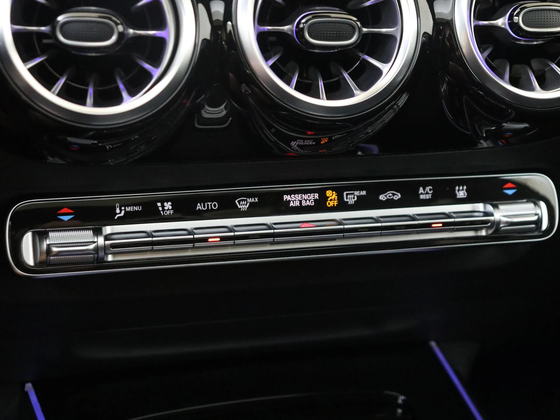 Mercedes-Benz-GLA-image-19