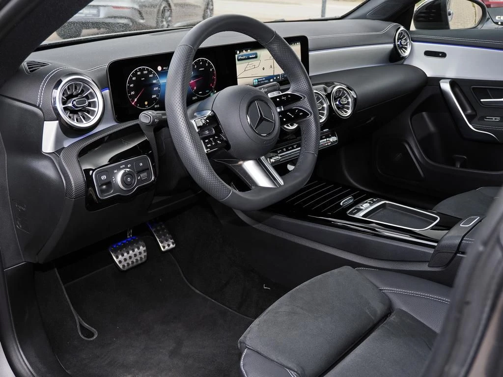Mercedes-Benz-CLA 200-image-8