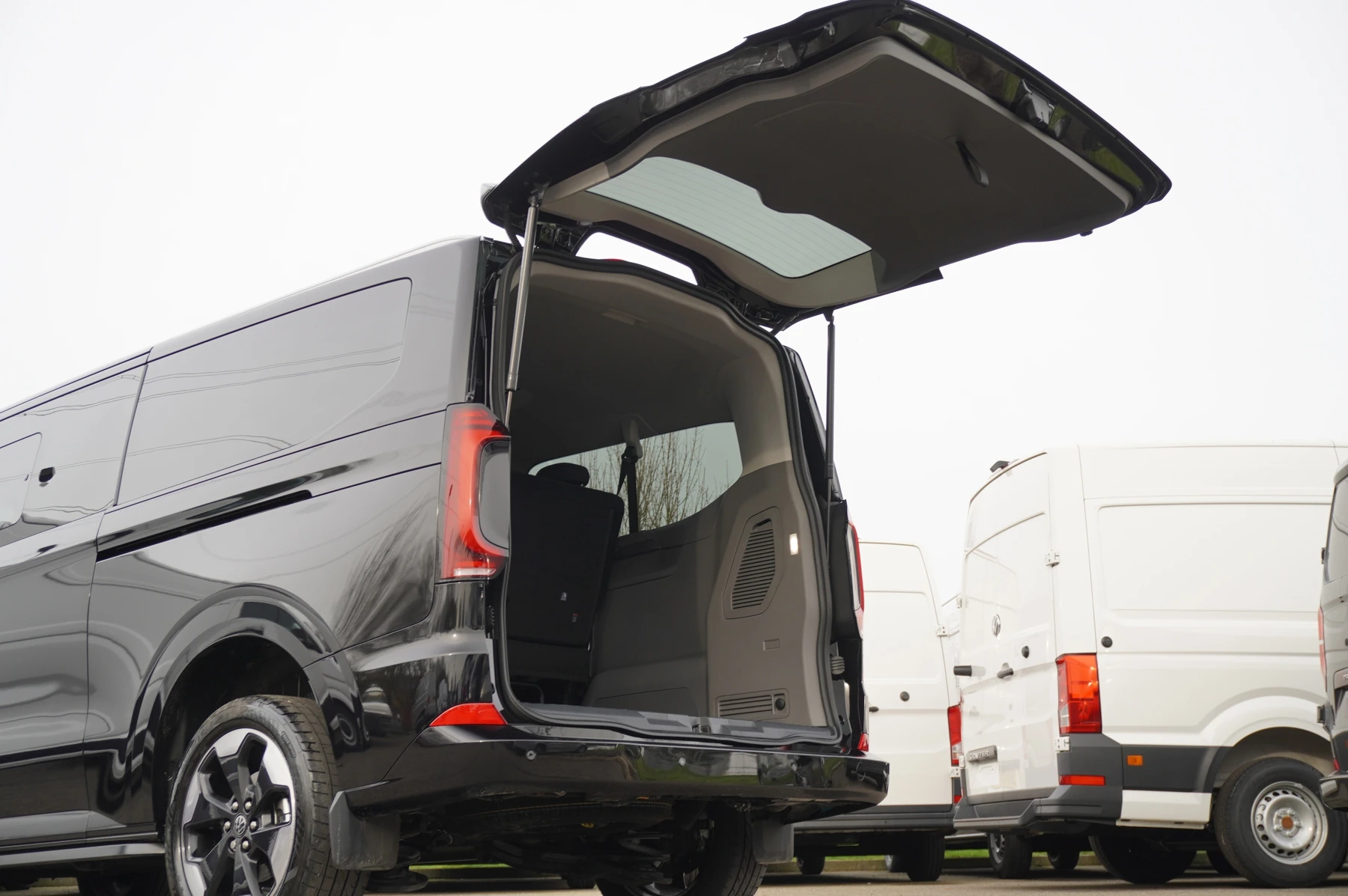Volkswagen-Transporter-image-24