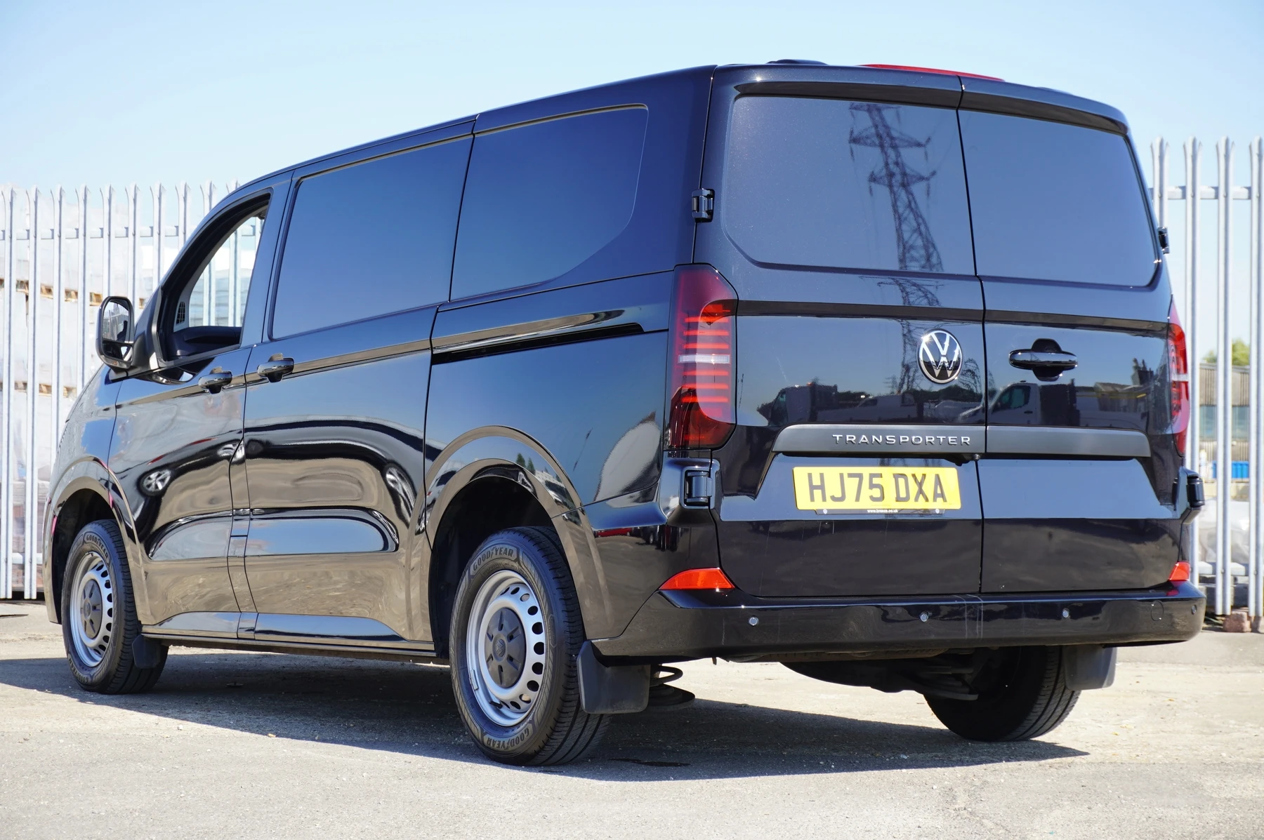 Volkswagen-Transporter-image-2