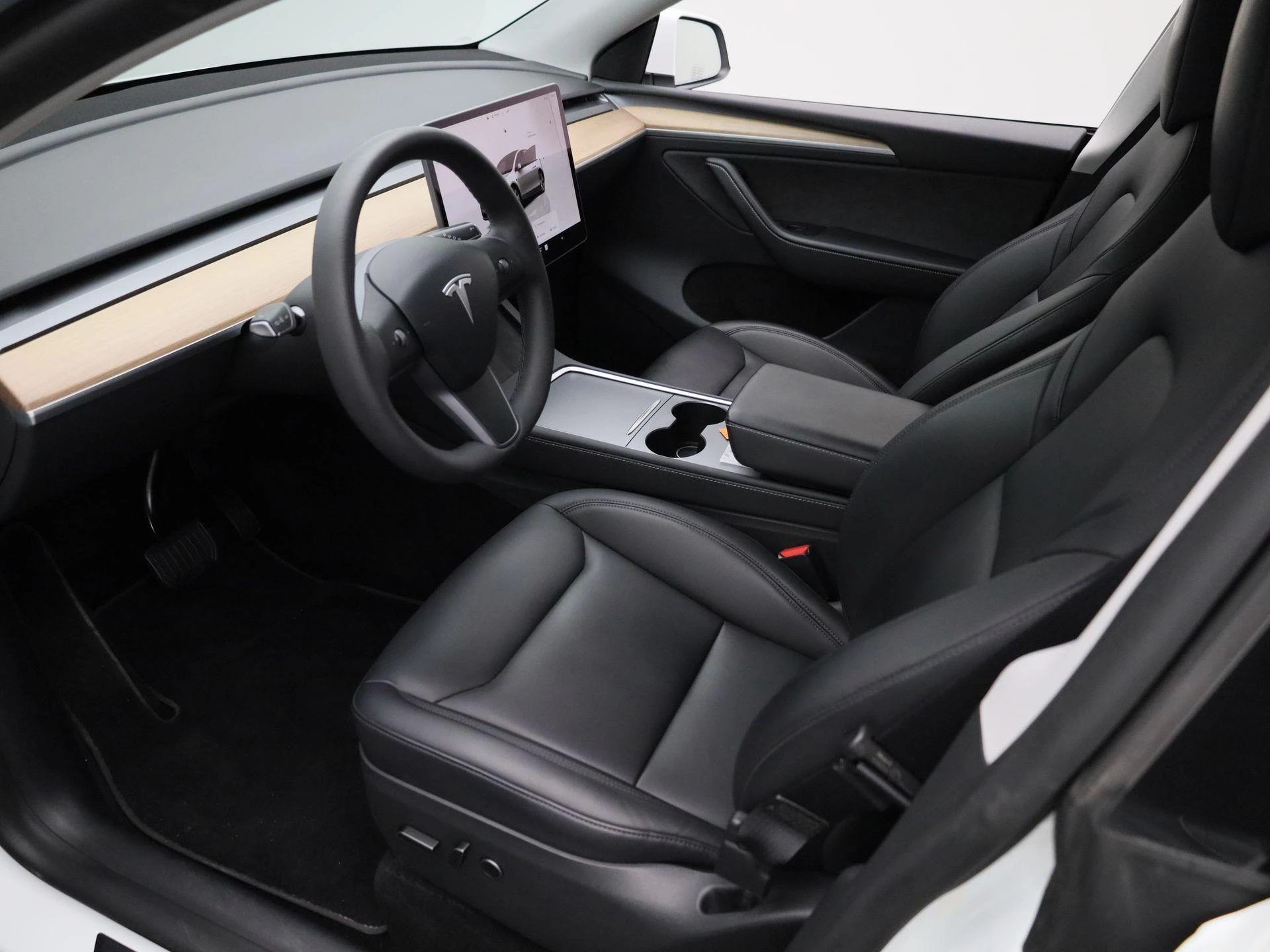 Tesla-Model Y-image-17