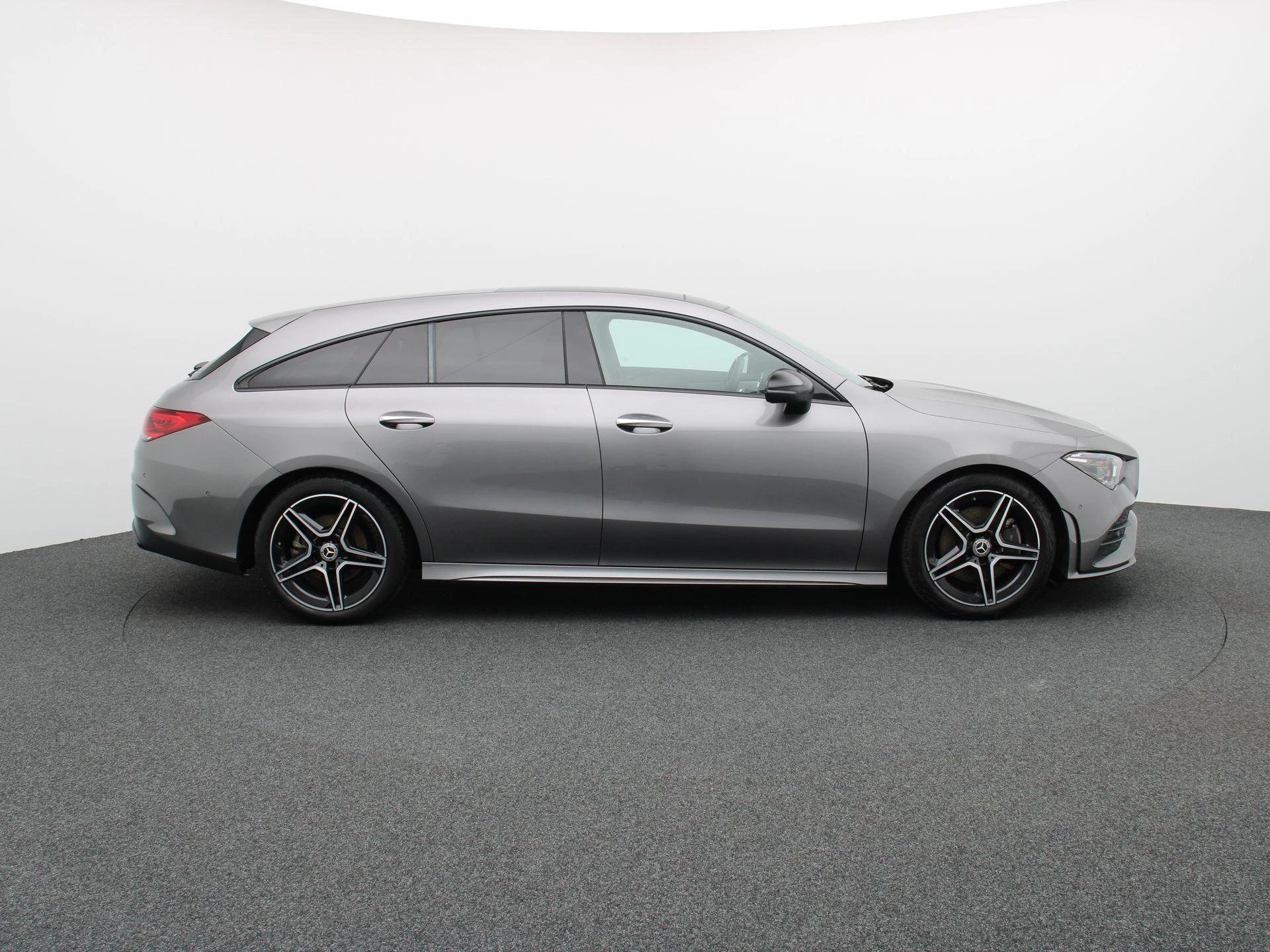 Mercedes-Benz CLA 200 AMG Line Shooting Brake + PANORAMISCH DAK + MULTIBEAM LED + CARPLAY +