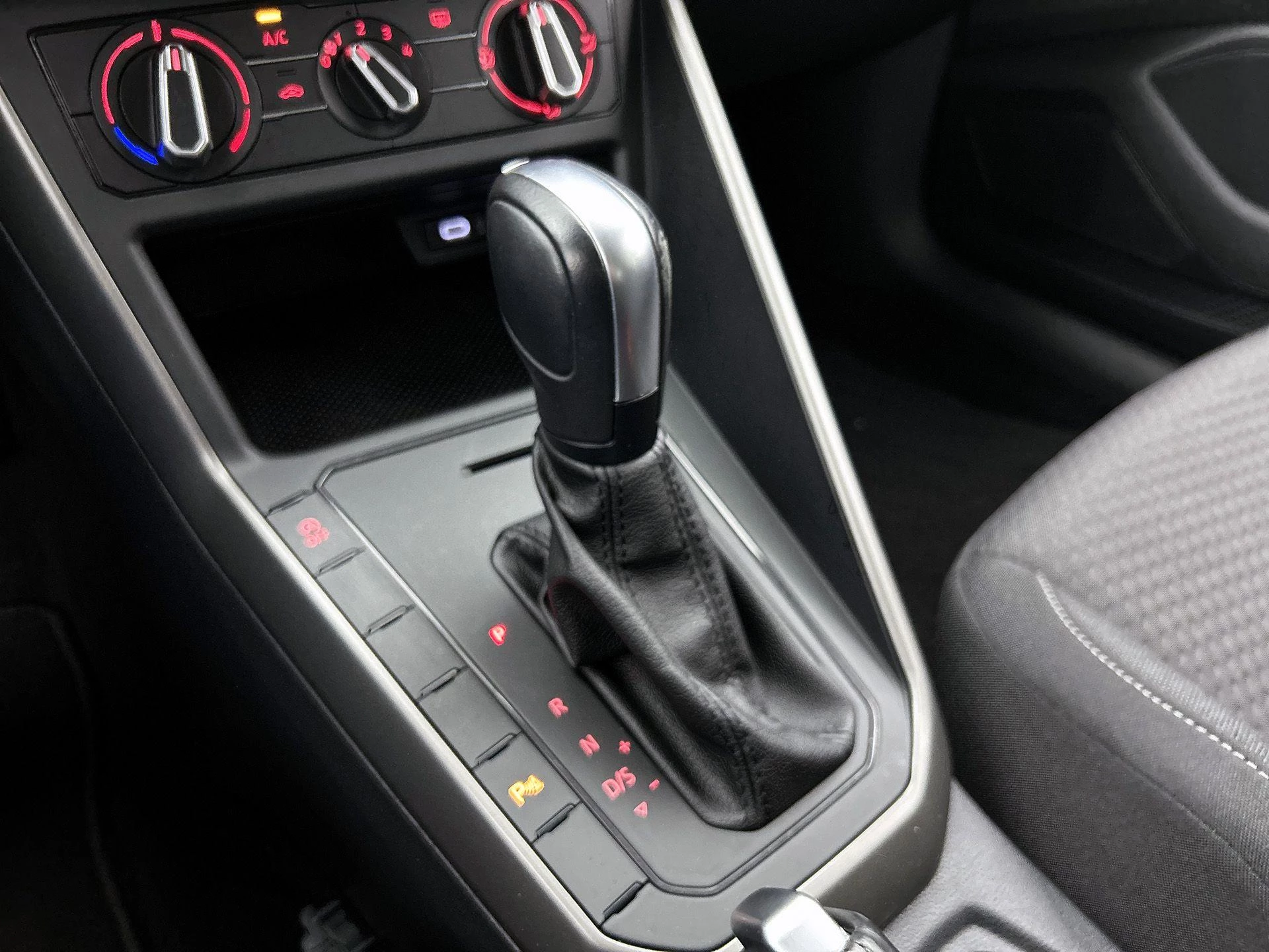Volkswagen-Polo-image-23