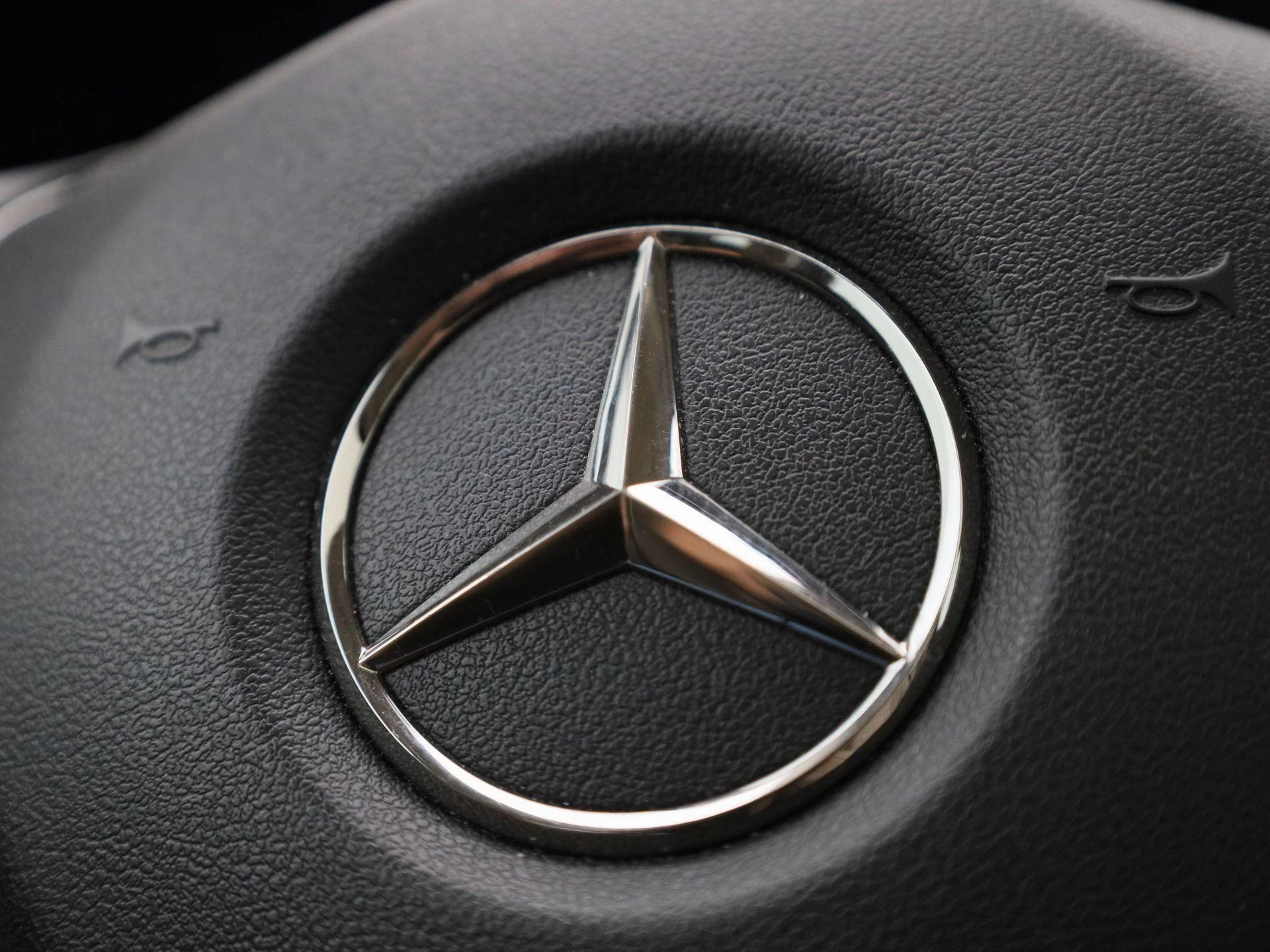 Mercedes-Benz-GLC-image-35
