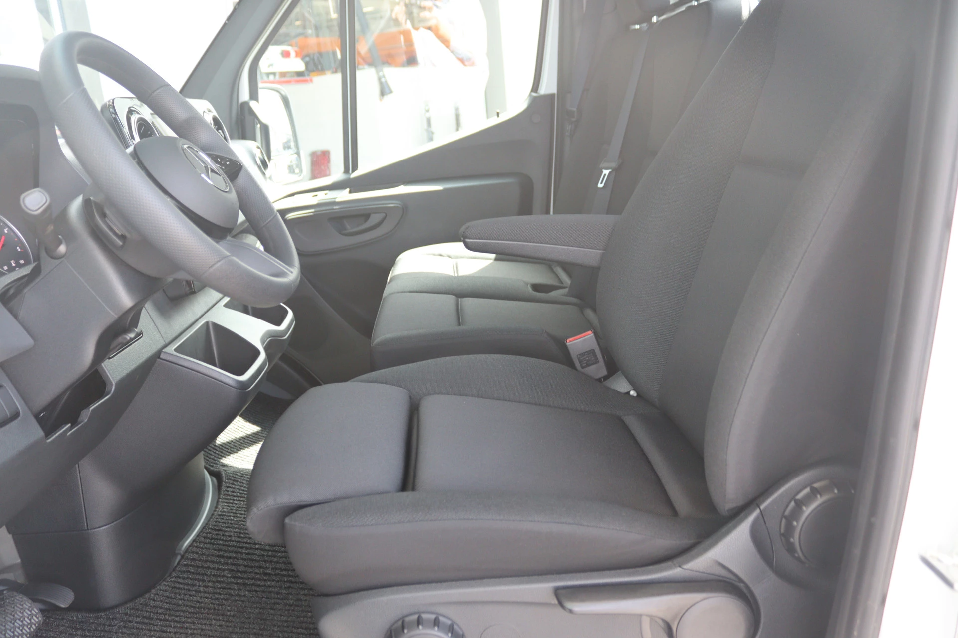 Mercedes-Benz-Sprinter-image-3