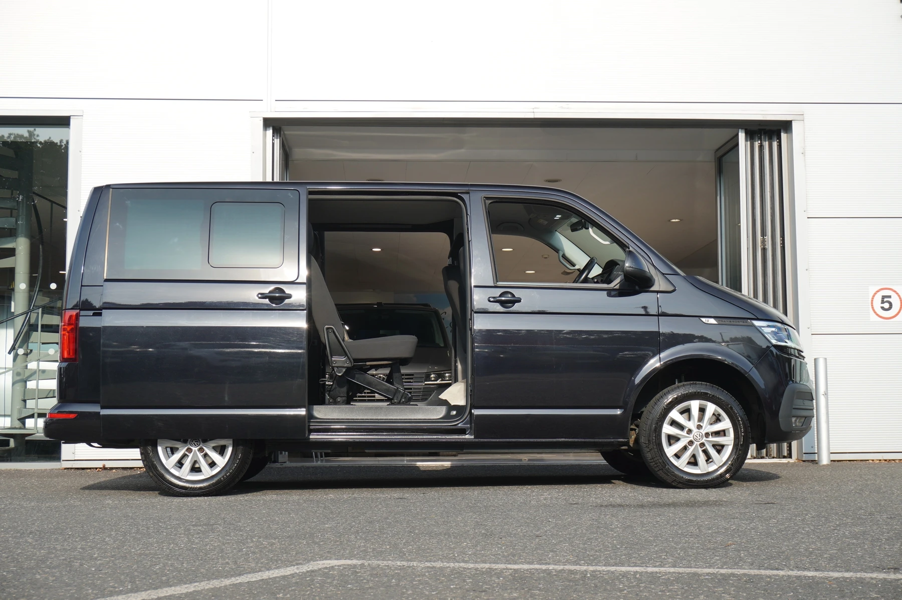 Volkswagen-Transporter-image-20