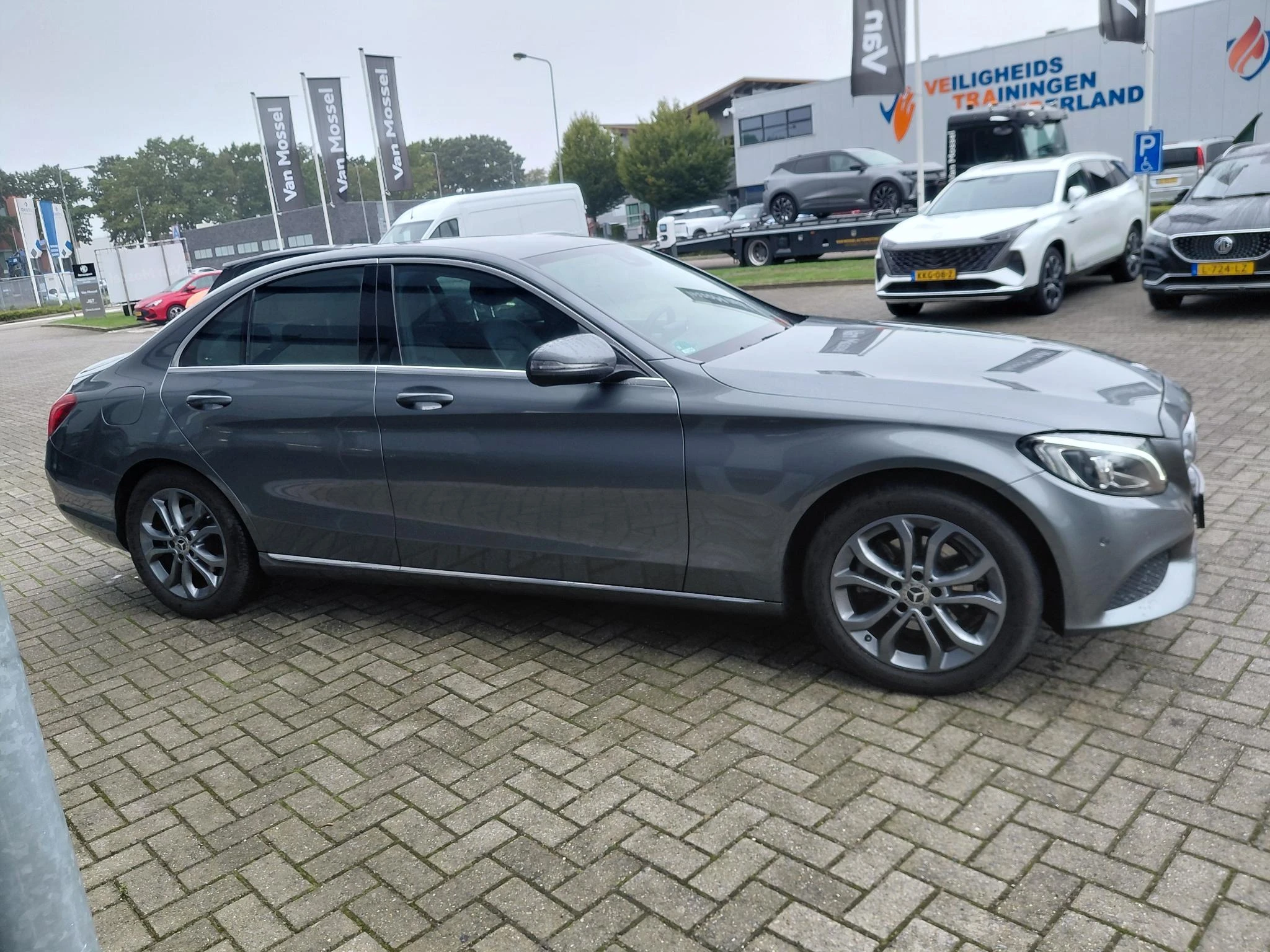 Mercedes-Benz-C-Klasse-image-7