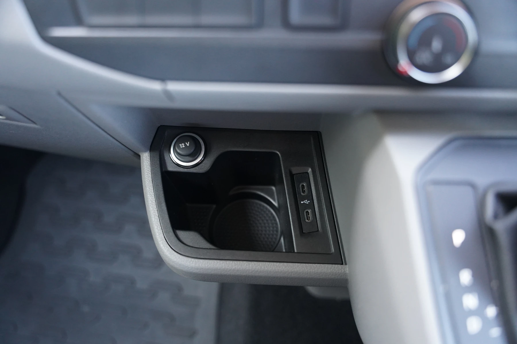 Volkswagen-Transporter-image-22
