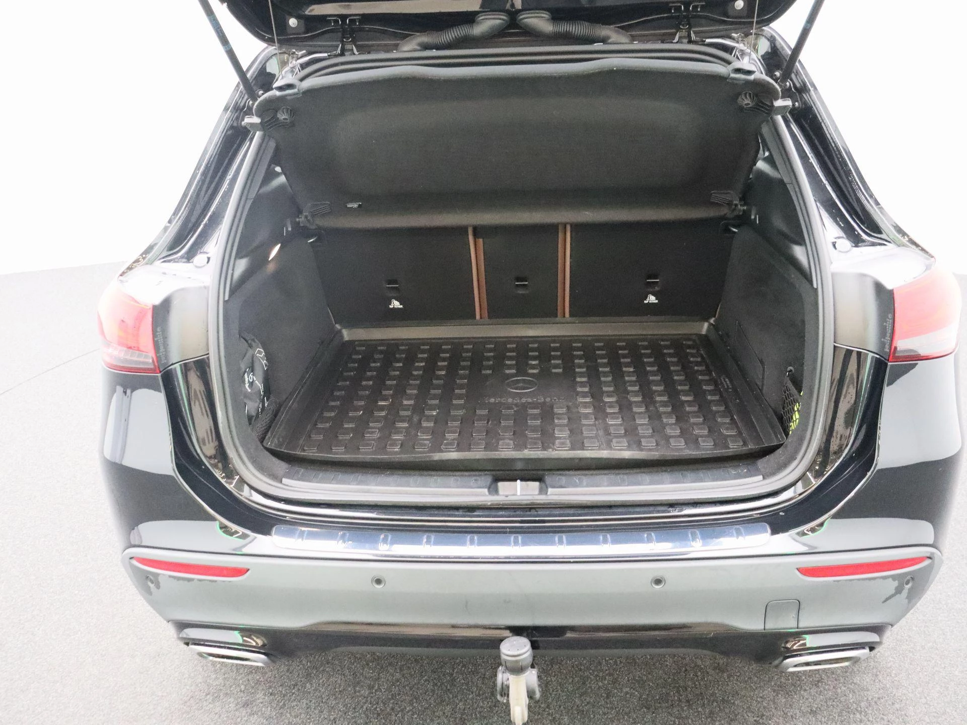 Mercedes-Benz GLA 180 Business Line + TREKHAAK + LED + CAMERA +