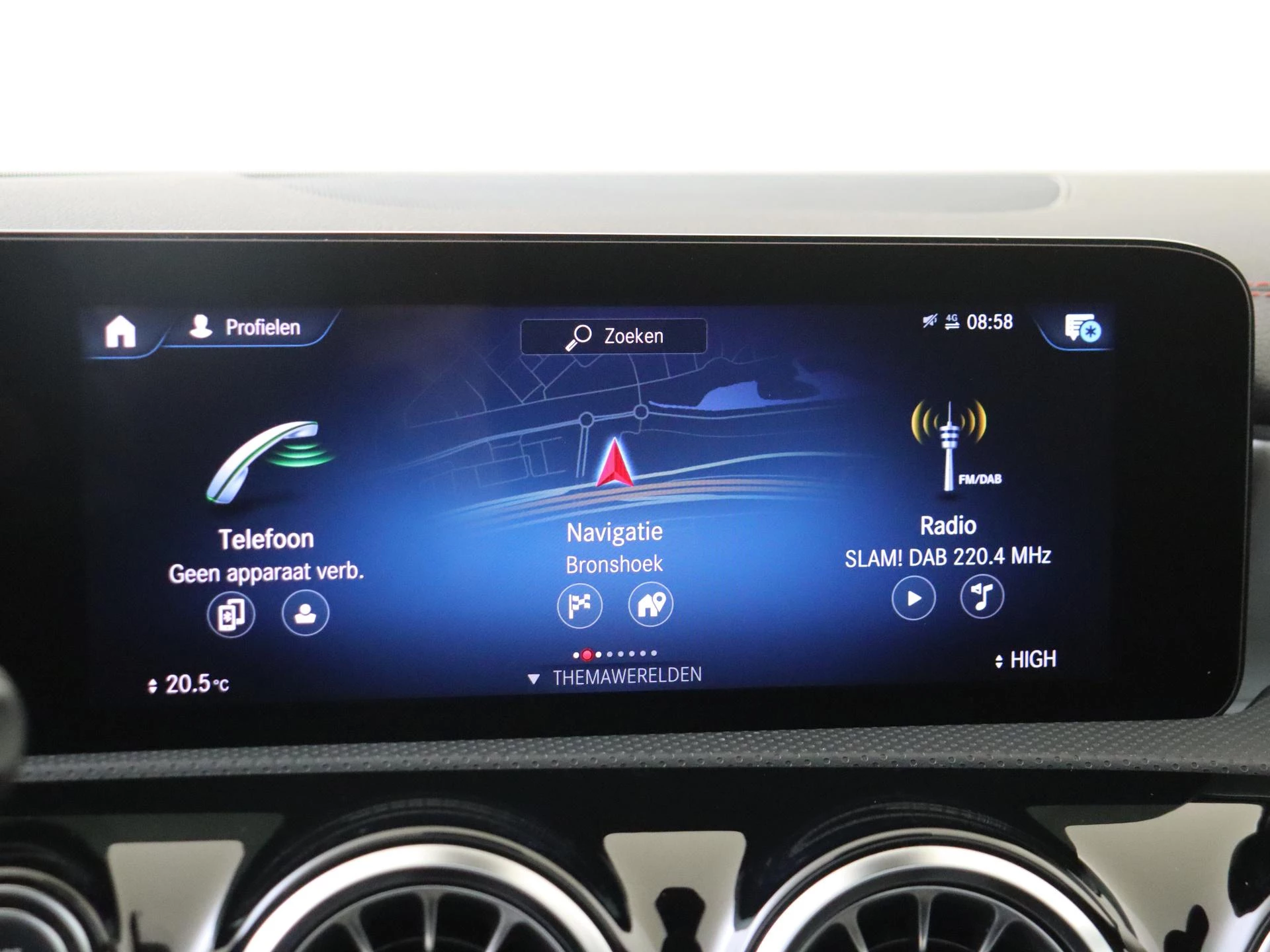 Mercedes-Benz-CLA-image-15