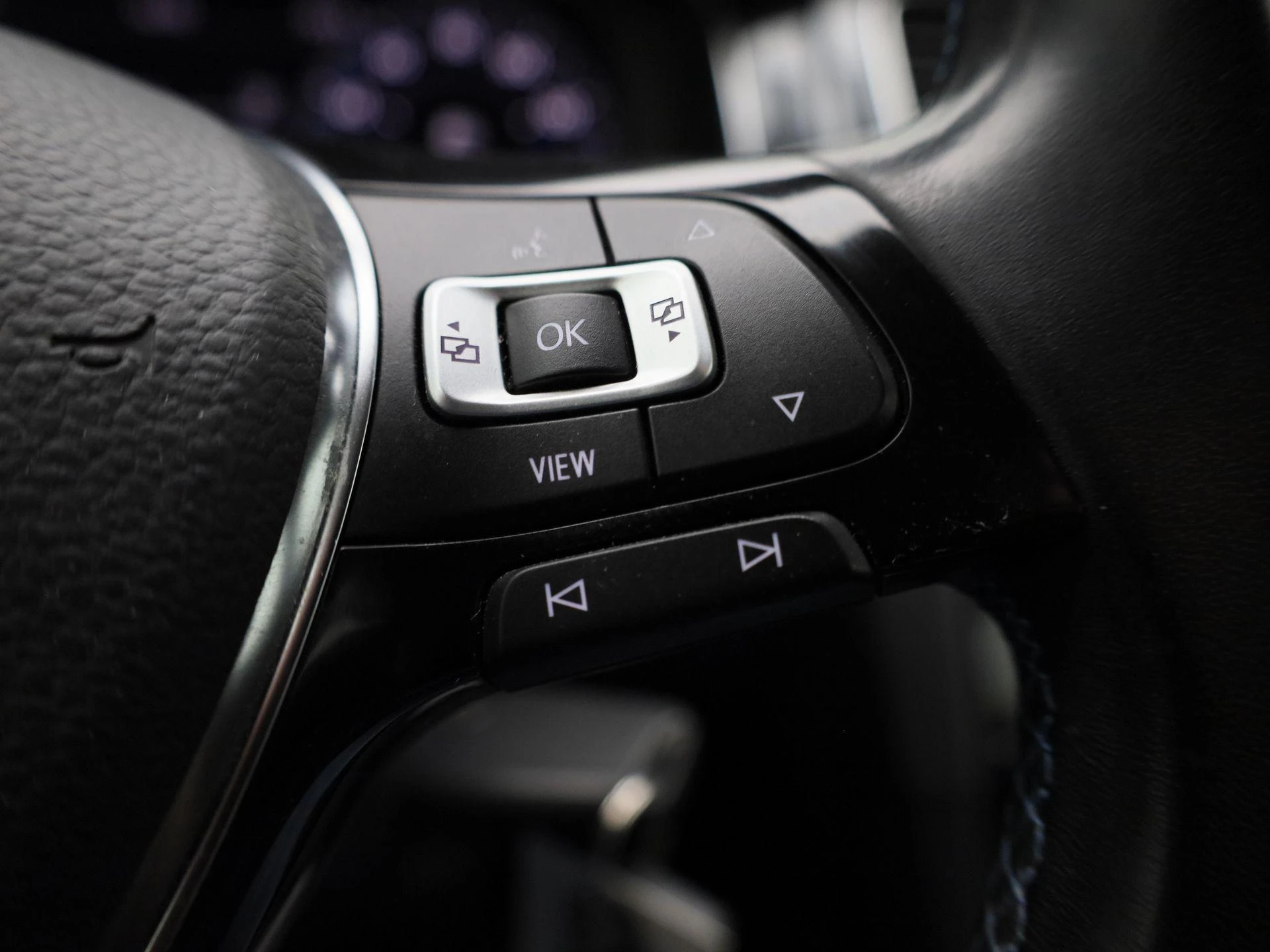 Volkswagen-e-Golf-image-16
