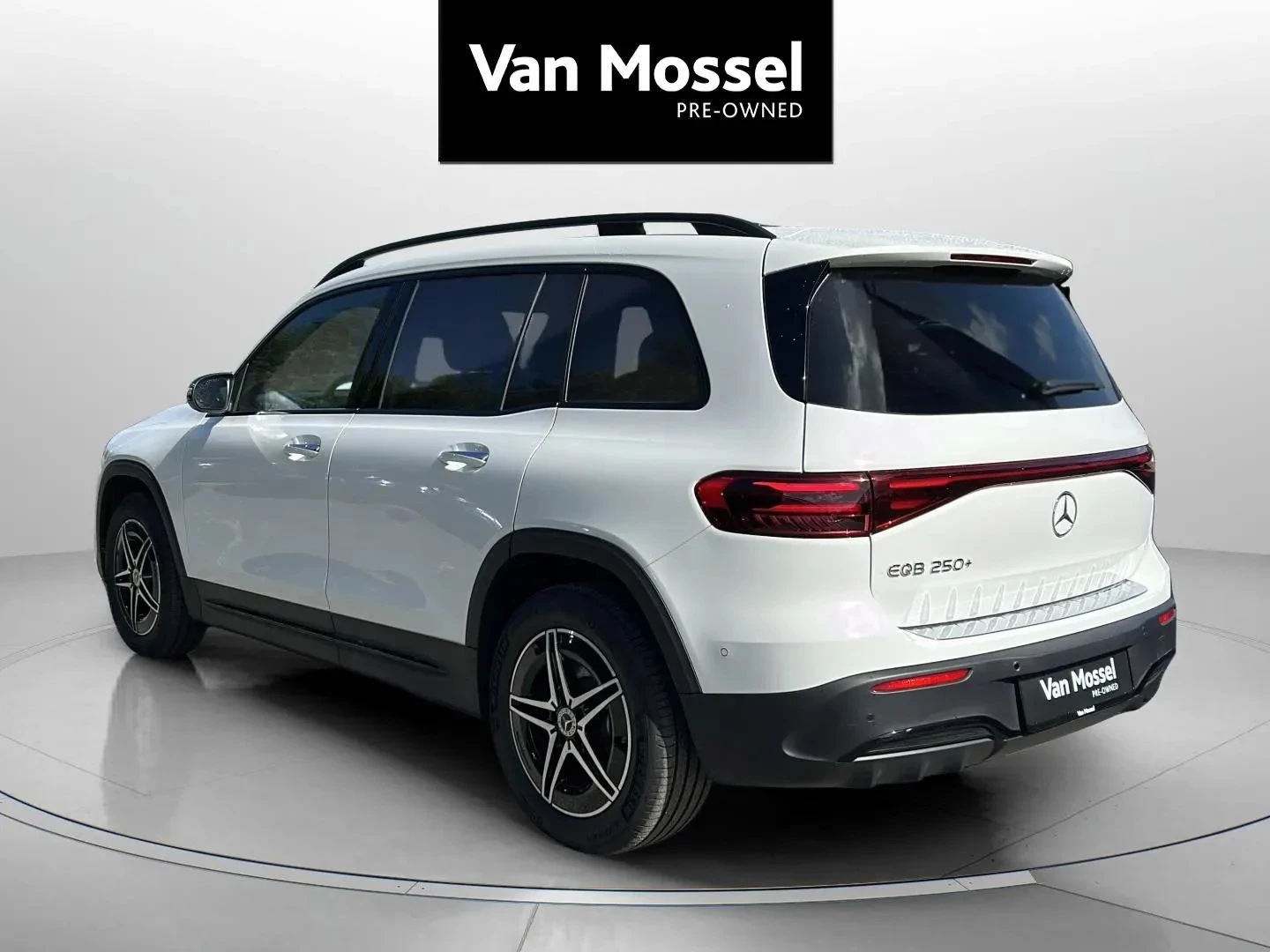 Mercedes-Benz-EQB-image-6