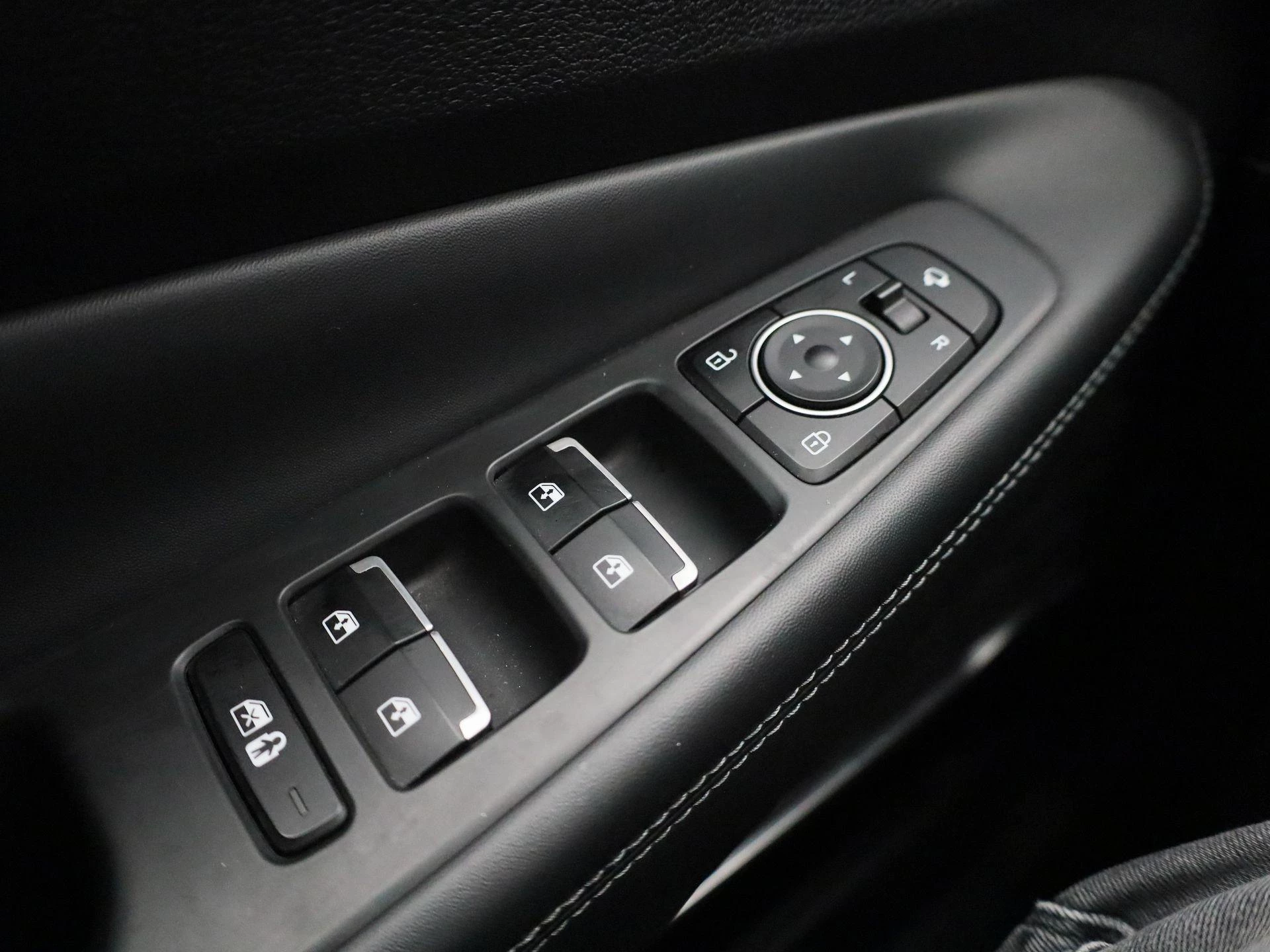 Hyundai-Santa Fe-image-25