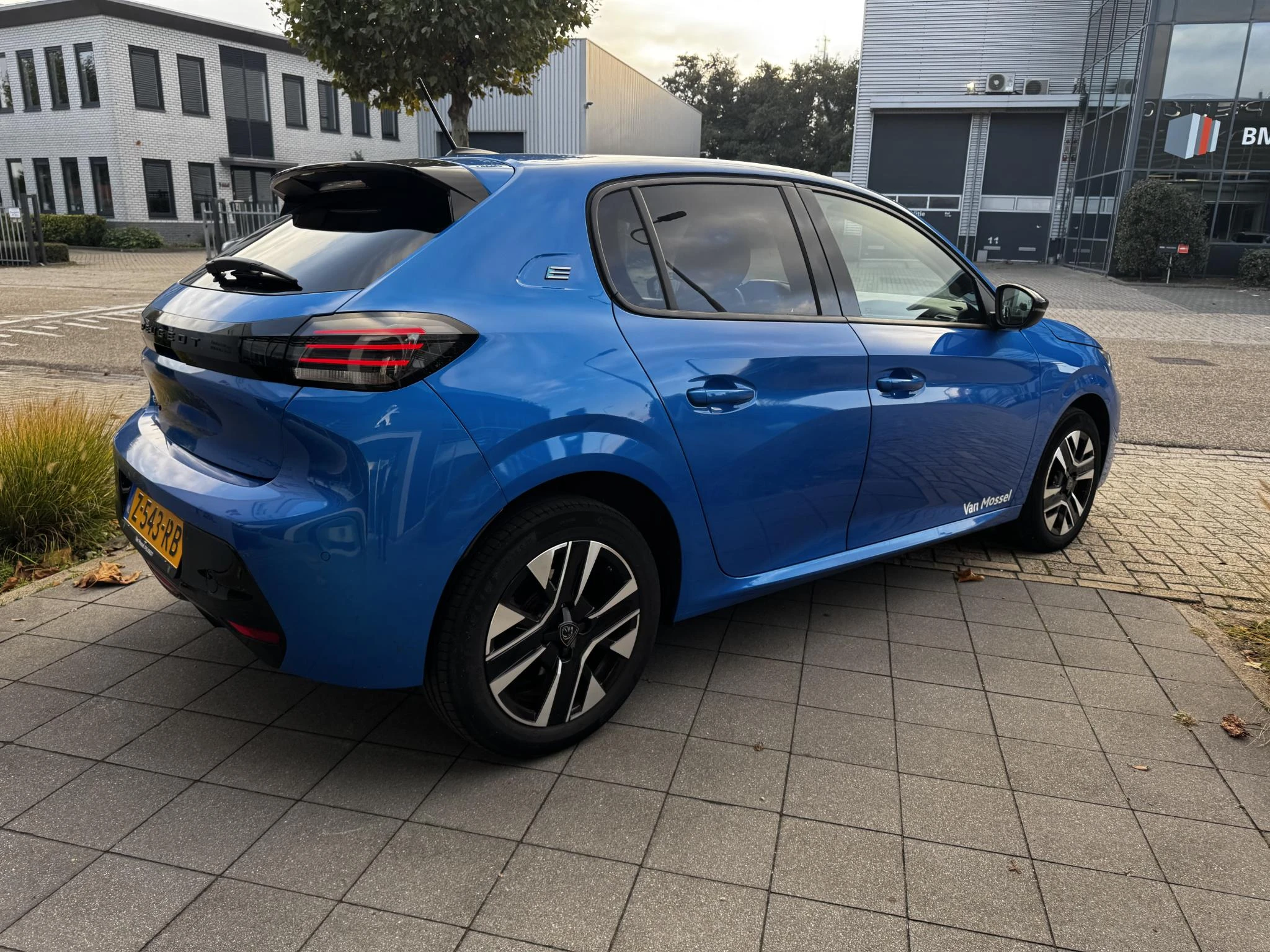 Peugeot-e-208-image-8