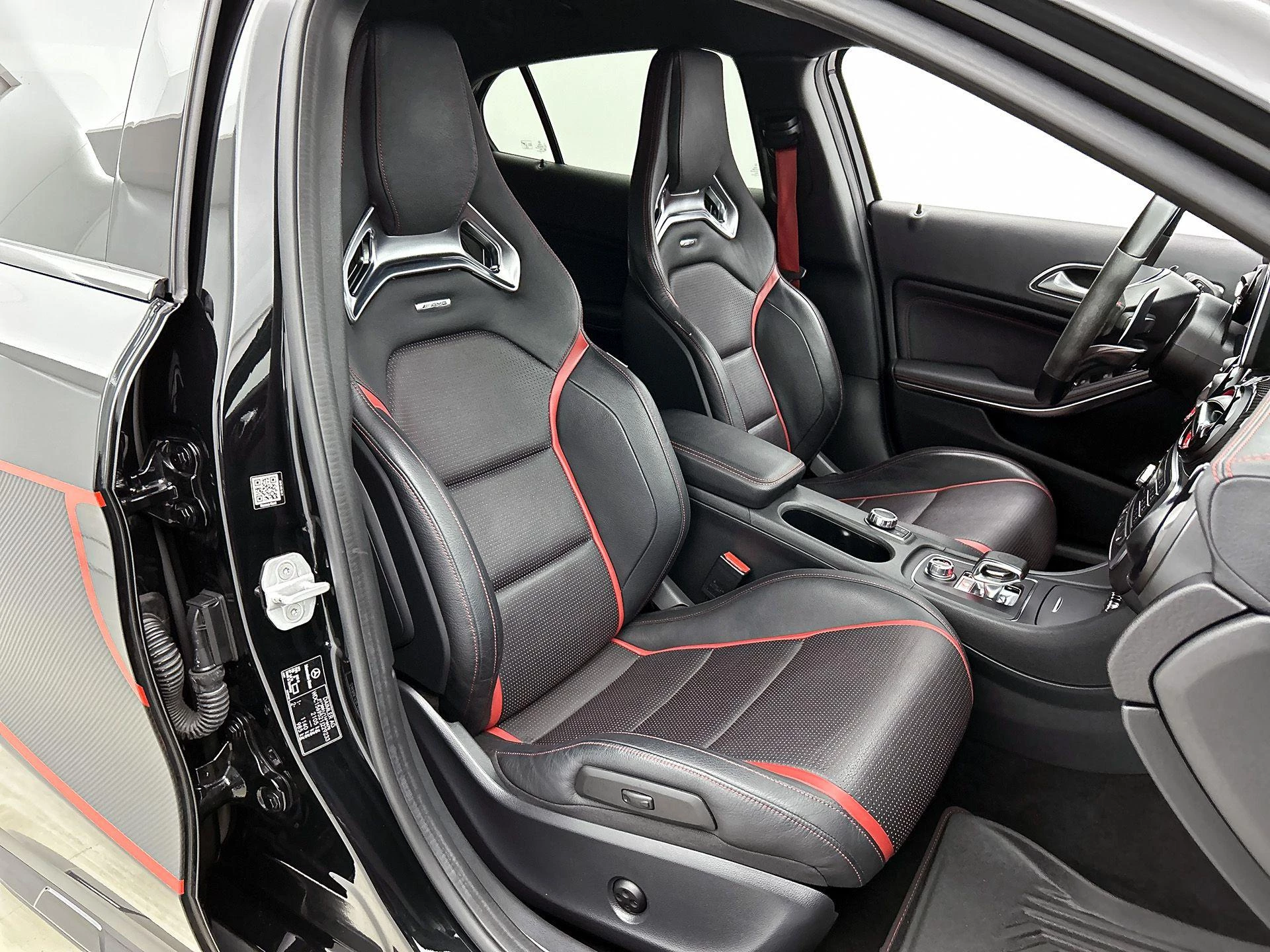 Mercedes-Benz-GLA-image-40