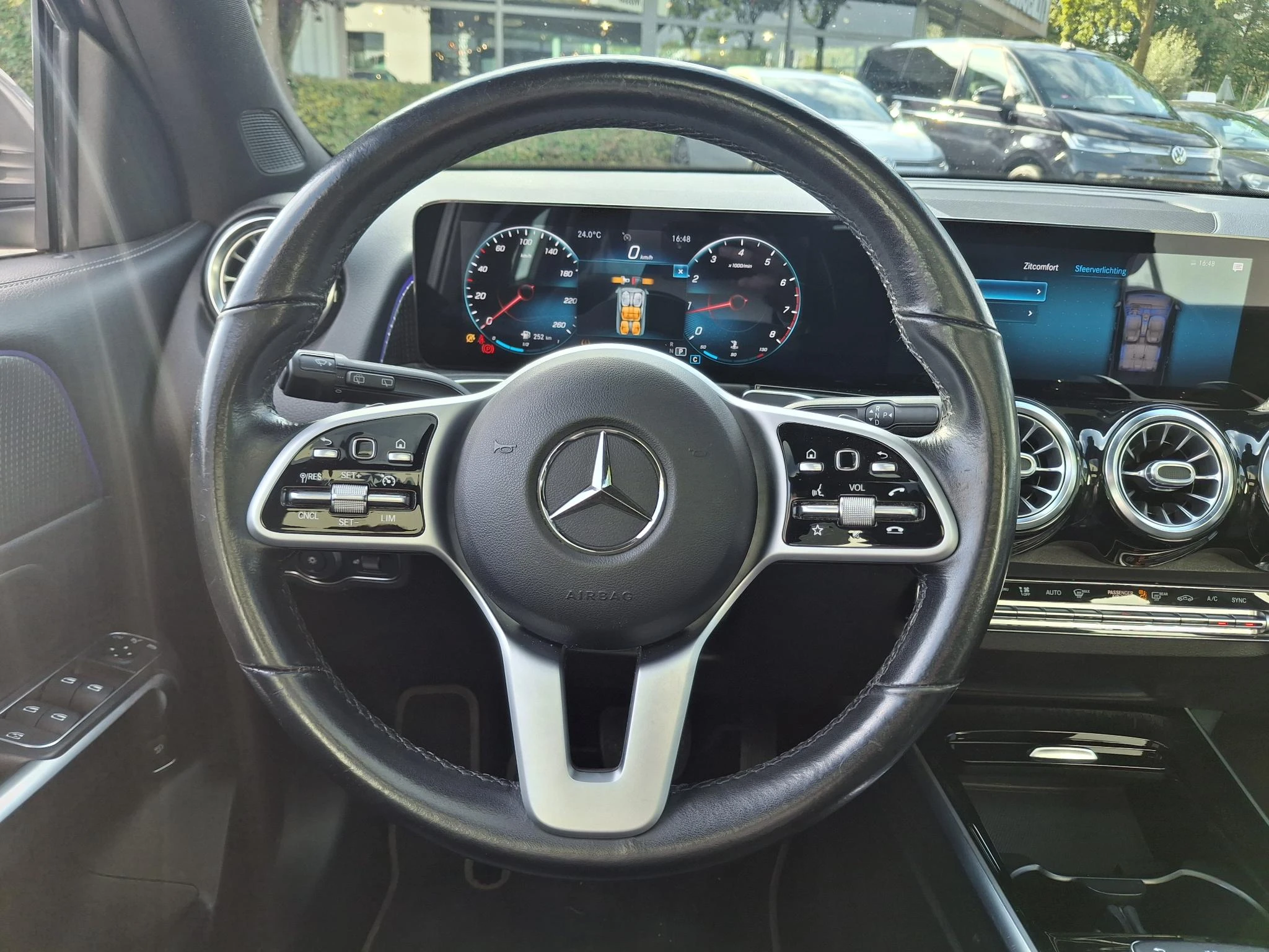 Mercedes-Benz-GLB-image-9