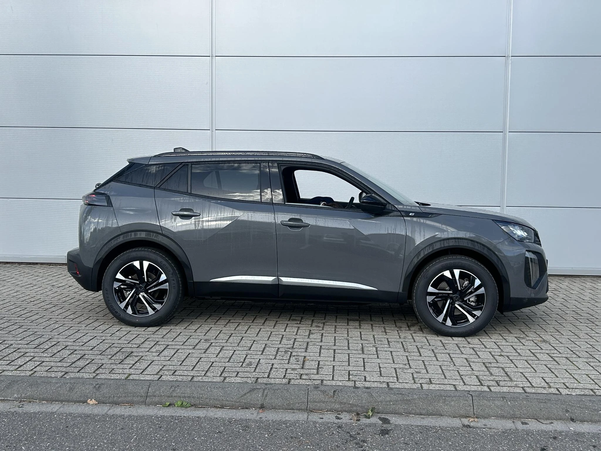 Peugeot e-2008