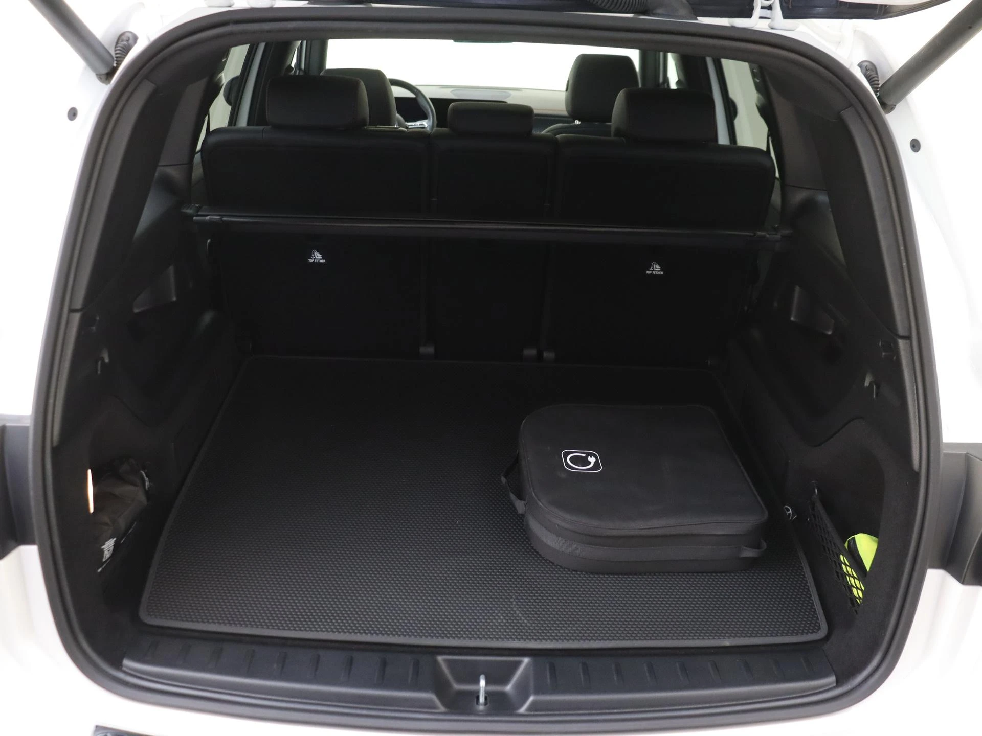 Mercedes-Benz-EQB-image-28
